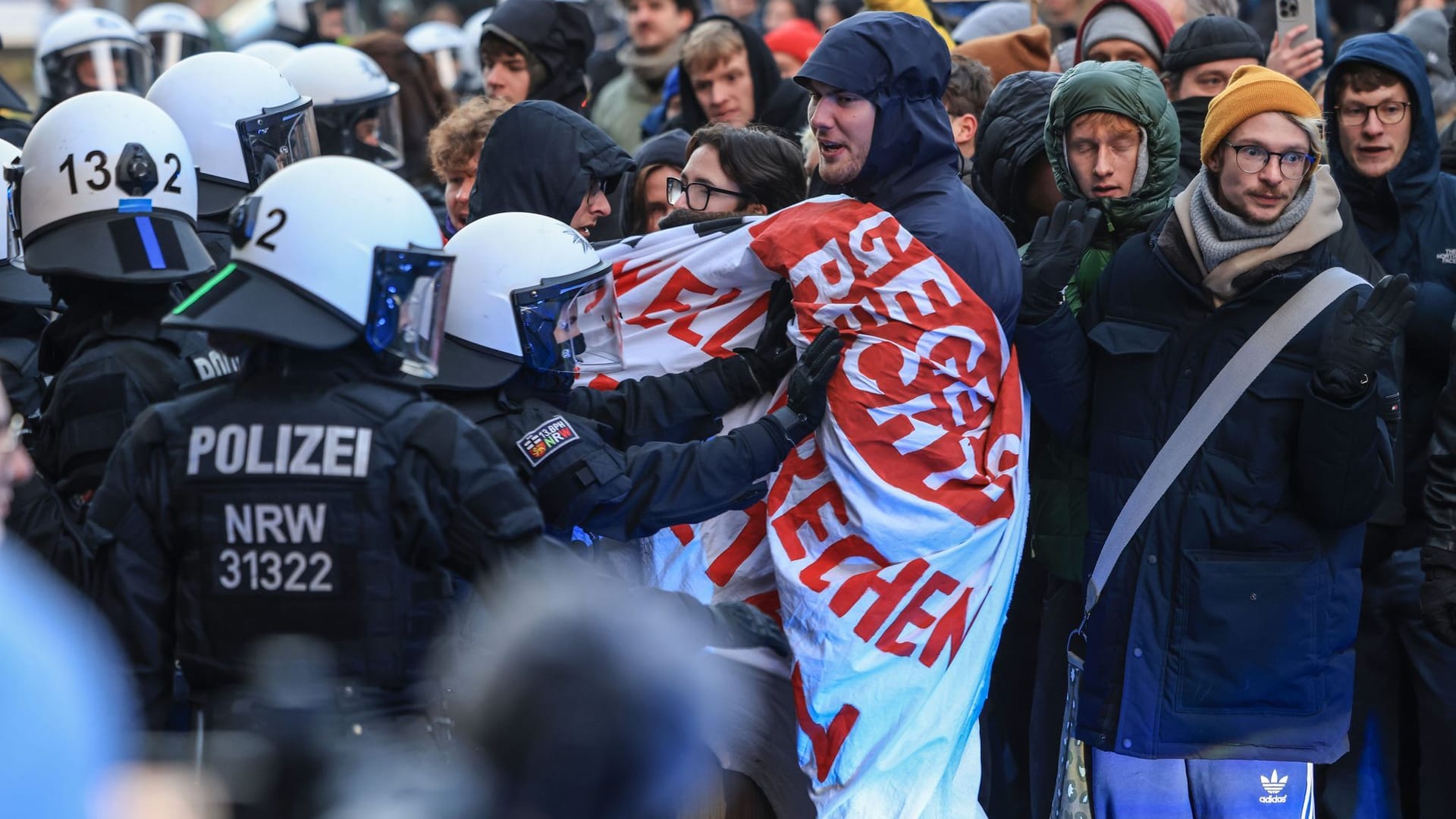 Merz und Wüst besuchen Krankenhaus - Demo