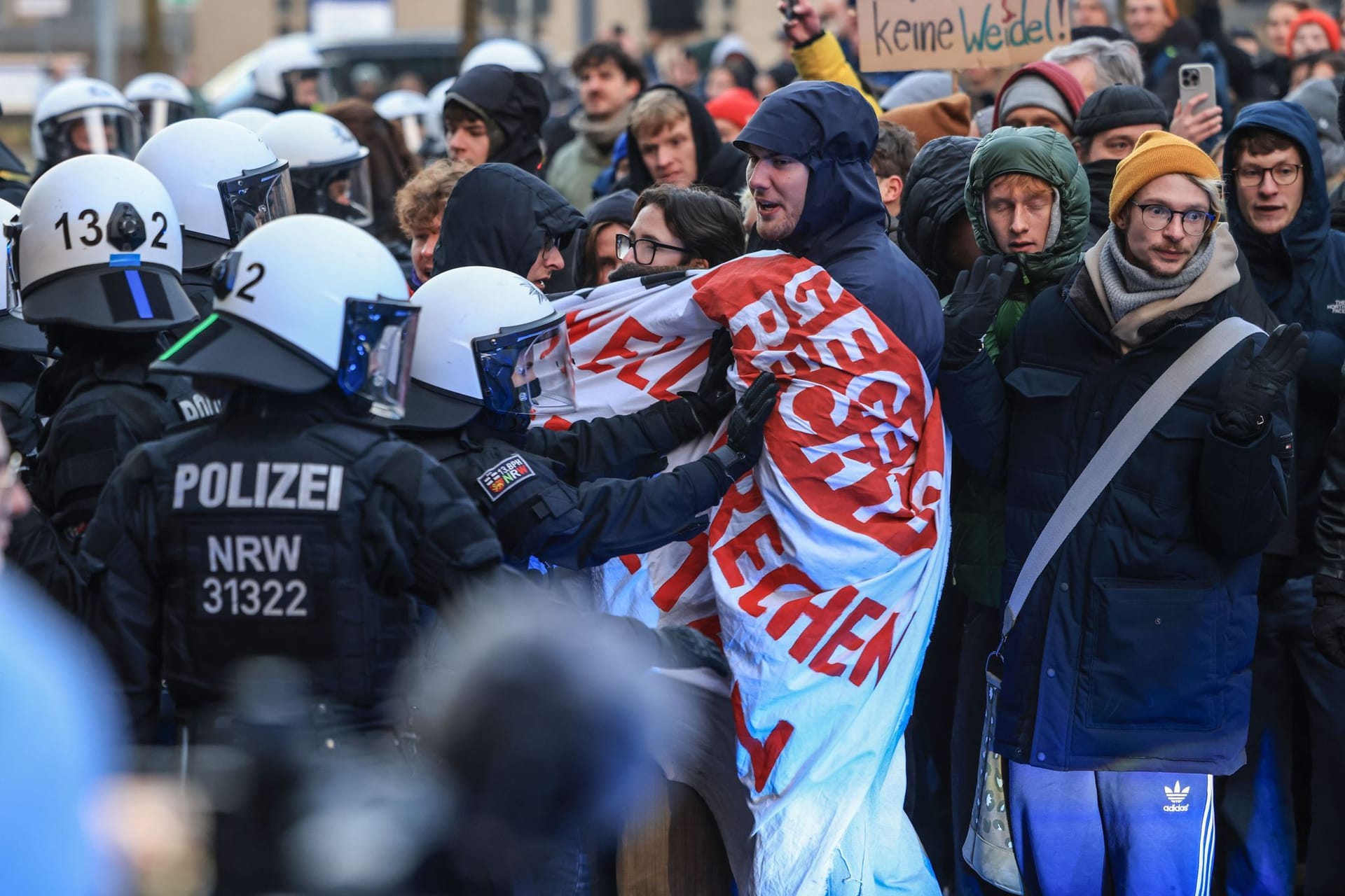 Merz und Wüst besuchen Krankenhaus - Demo