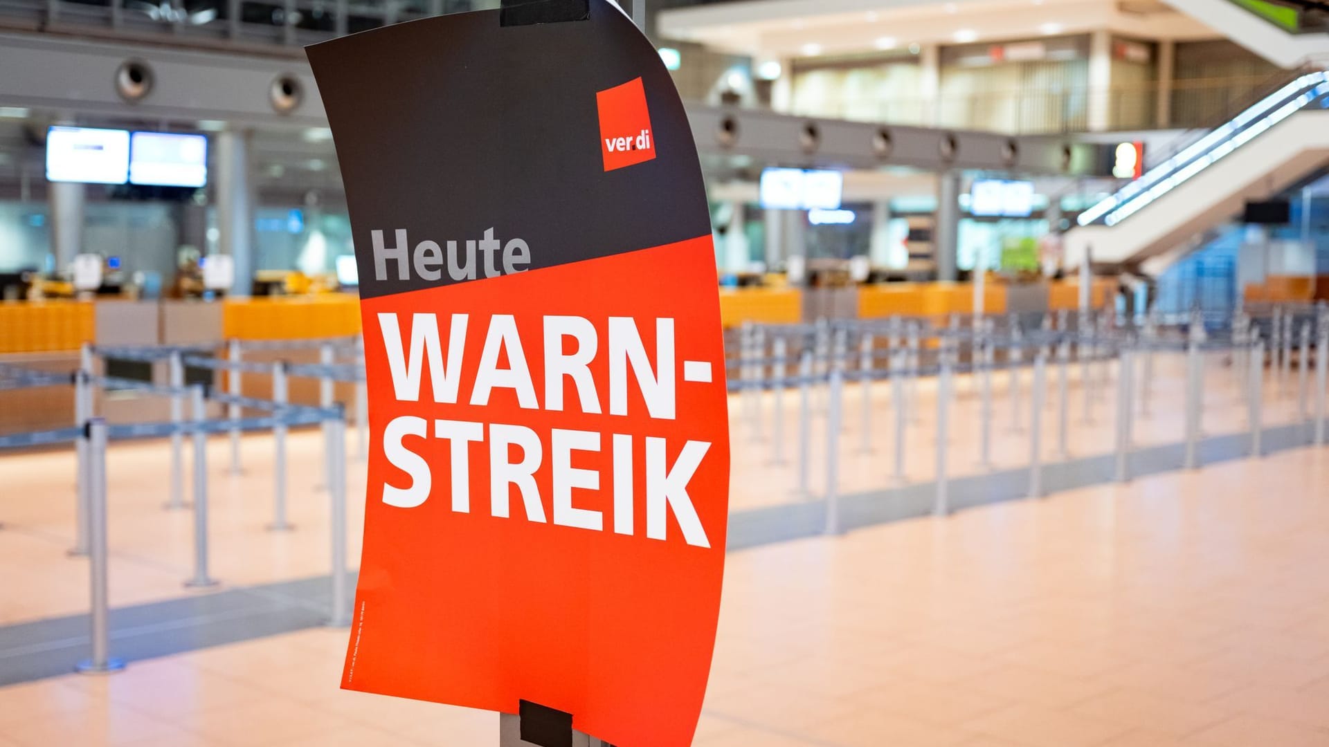 "Heute Warnstreik" steht auf einem Verdi-Plakat am Flughafen Hamburg: Passagiere müssen sich auf Ausfälle und weitere Einschränkungen einstellen.