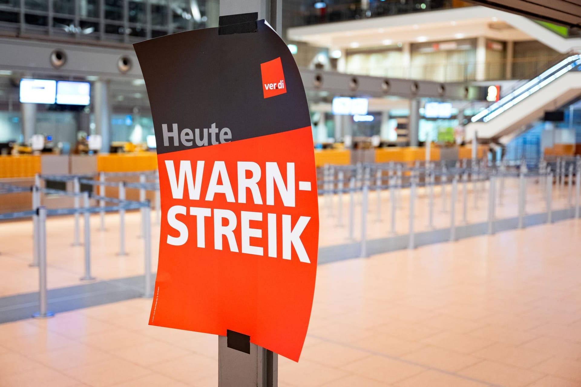 "Heute Warnstreik" steht auf einem Verdi-Plakat am Flughafen Hamburg: Passagiere müssen sich auf Ausfälle und weitere Einschränkungen einstellen.