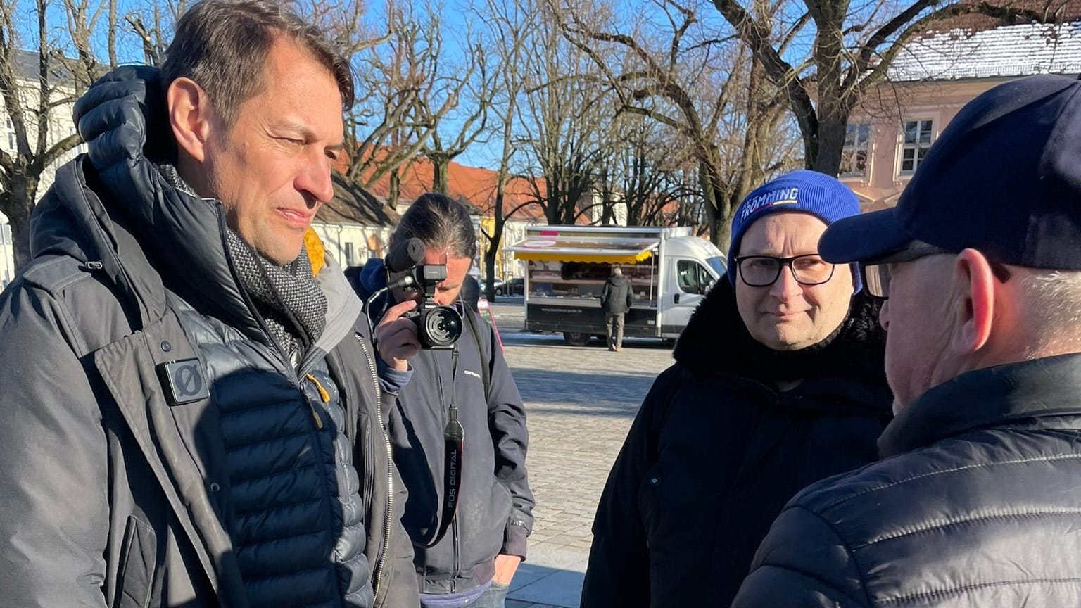 Winterwahlkampf in Neuruppin: Götz Frömming (l.) und Henry Preuß im Gespräch mit einem Wähler.