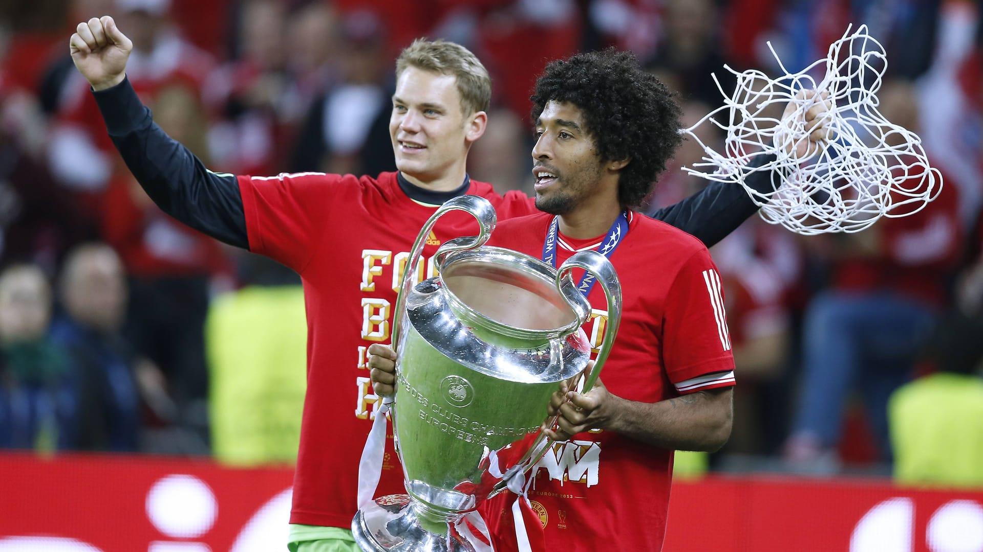 Dante (r.) neben Manuel Neuer beim Sieg im Wembley-Stadion in London.