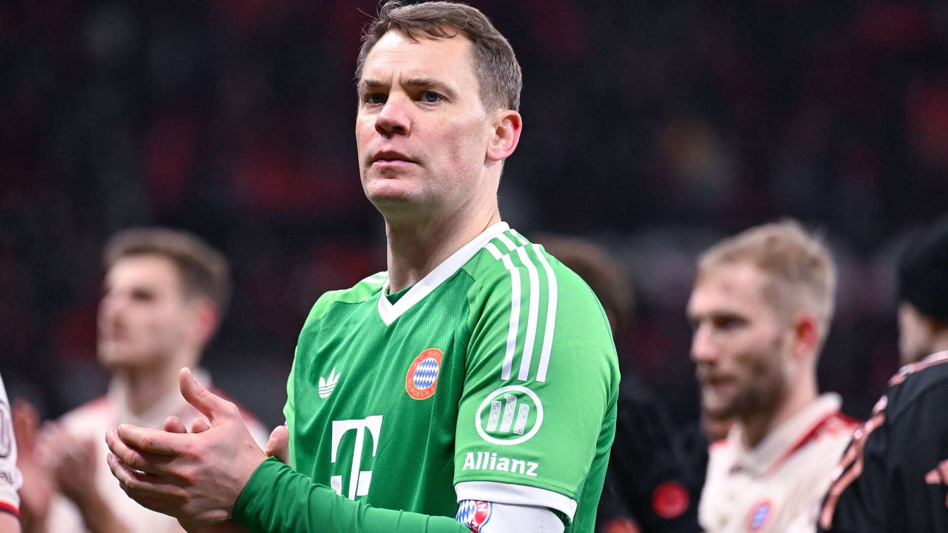 Durchgeatmet: Bayern-Torwart Manuel Neuer nach dem Topspiel in Leverkusen.