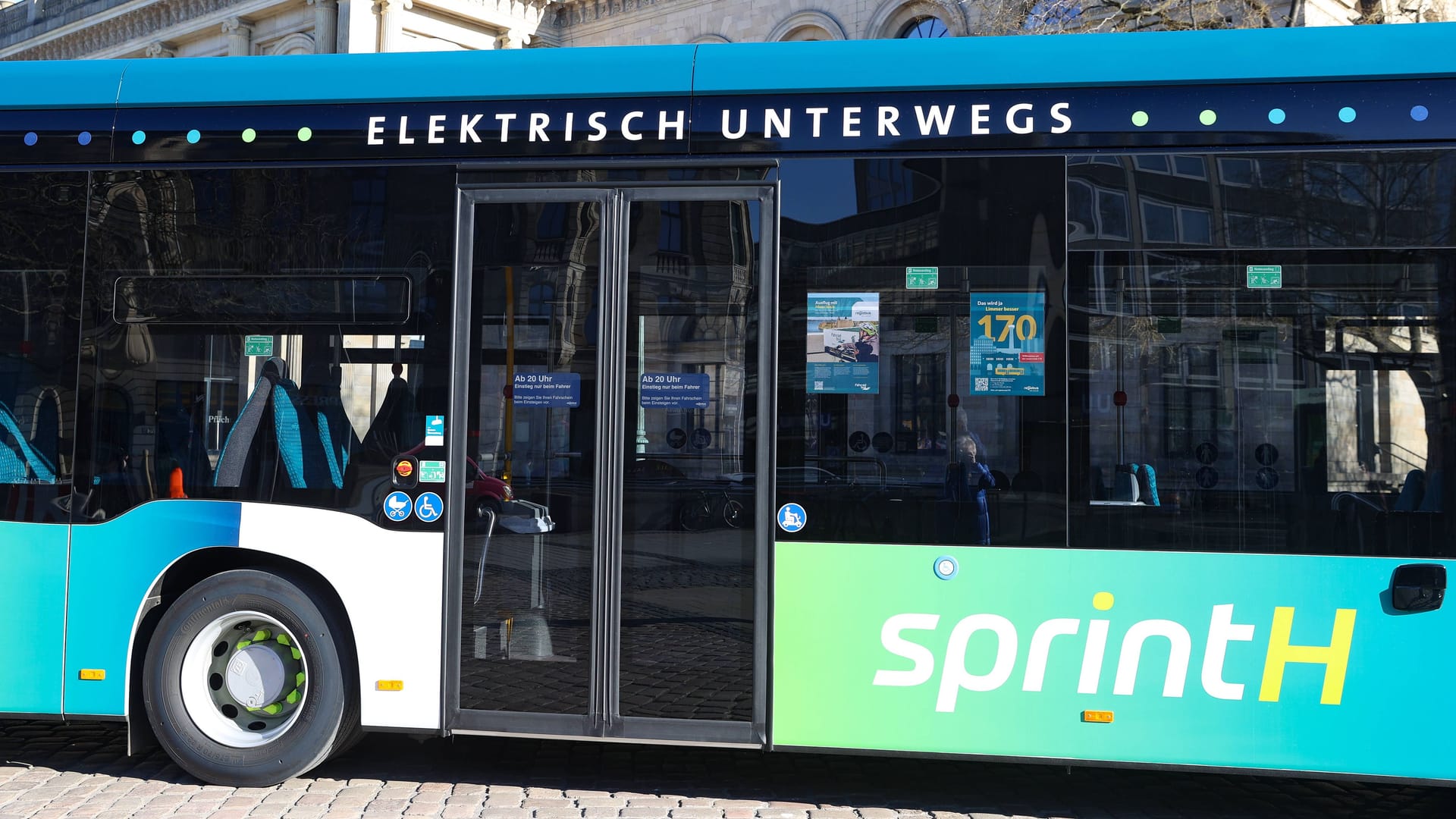 Ein Bus in Hannover (Symbolbild): Eine etwa 40 Jahre alte Frau rastete offenbar auf einer kurzen Busfahrt aus.