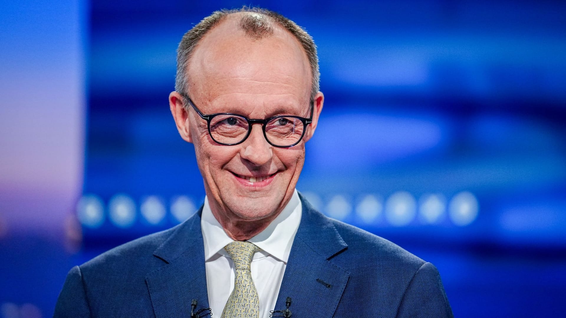 Friedrich Merz, Unions-Kanzlerkandidat und CDU-Bundesvorsitzender, nimmt am "Quadrell" der TV Diskussion zum Bundestagswahlkampf im Studio teil.