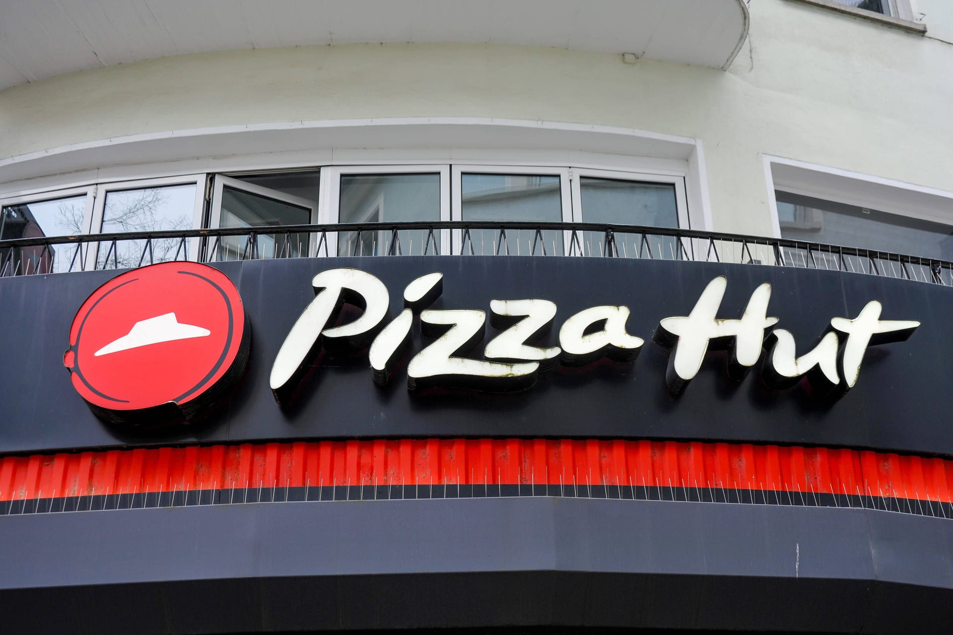 Pizza-Hut-Logo (Symbolfoto): 25 Jahre lang servierte die Franchise-Kette Pizza und andere Gerichte am Raschplatz, bald ist jedoch Schluss.