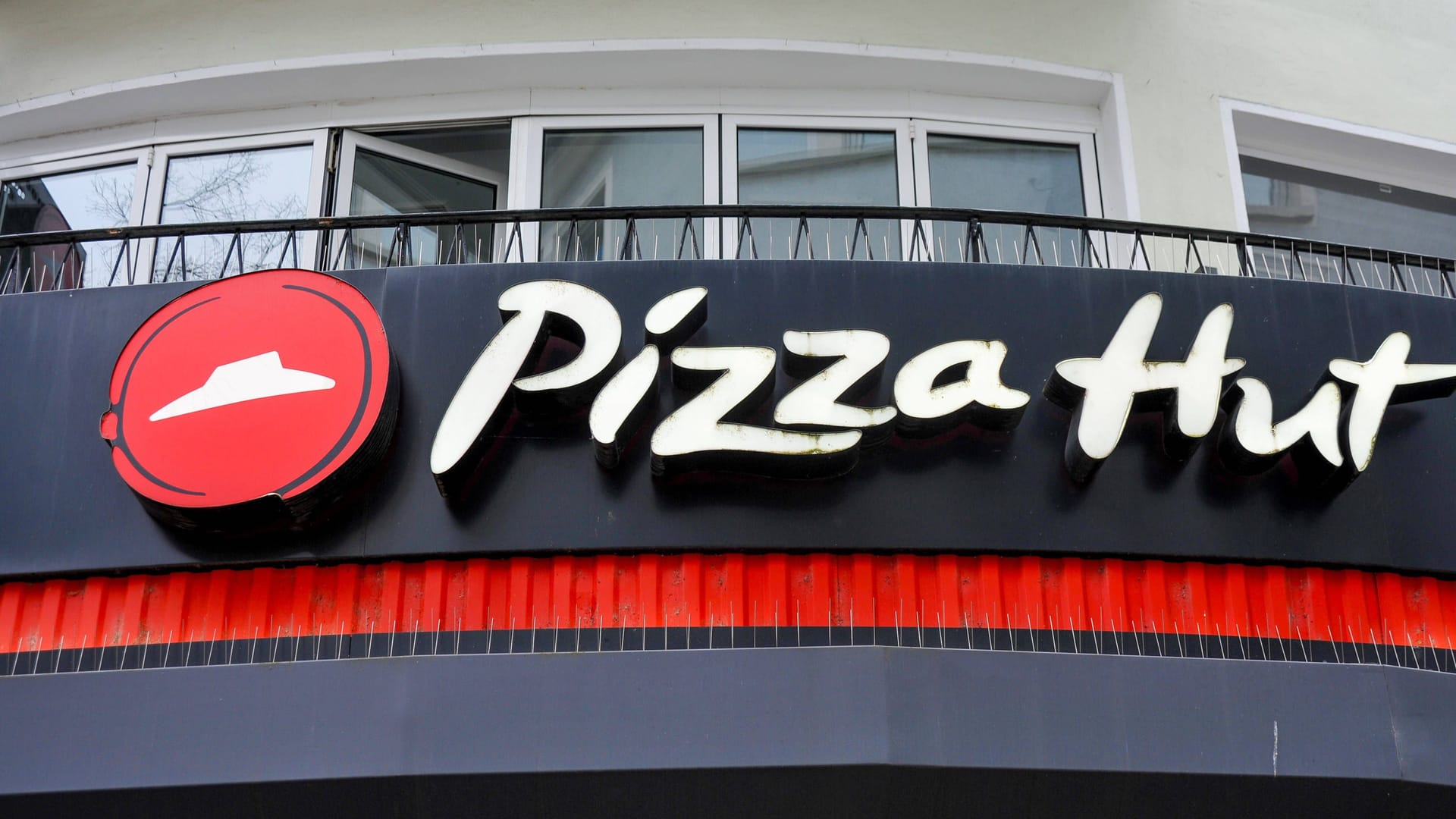 Pizza-Hut-Logo (Symbolfoto): 25 Jahre lang servierte die Franchise-Kette Pizza und andere Gerichte am Raschplatz, bald ist jedoch Schluss.