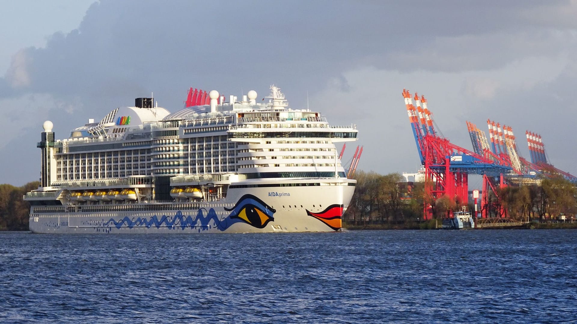 Häufig im Hamburger Hafen auch 2025 zu Gast: Die "Aida Prima" läuft das Kreuzfahrtterminal in Steinwerder an.