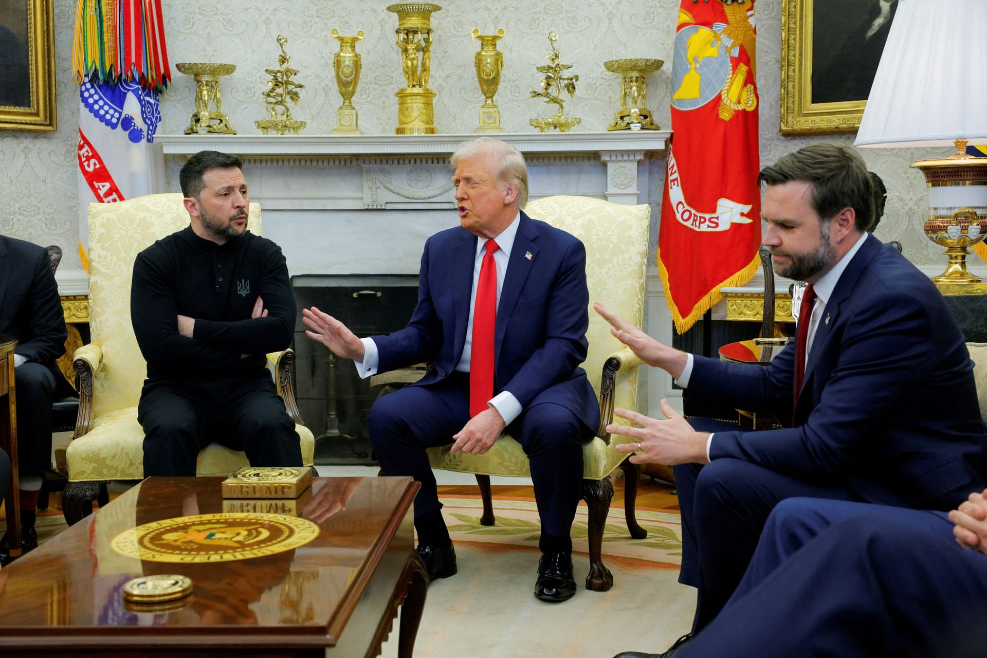 Wolodymyr Selenskyj mit Donald Trump und J. D. Vance im Oval Office: "Sie verhalten sich respektlos"