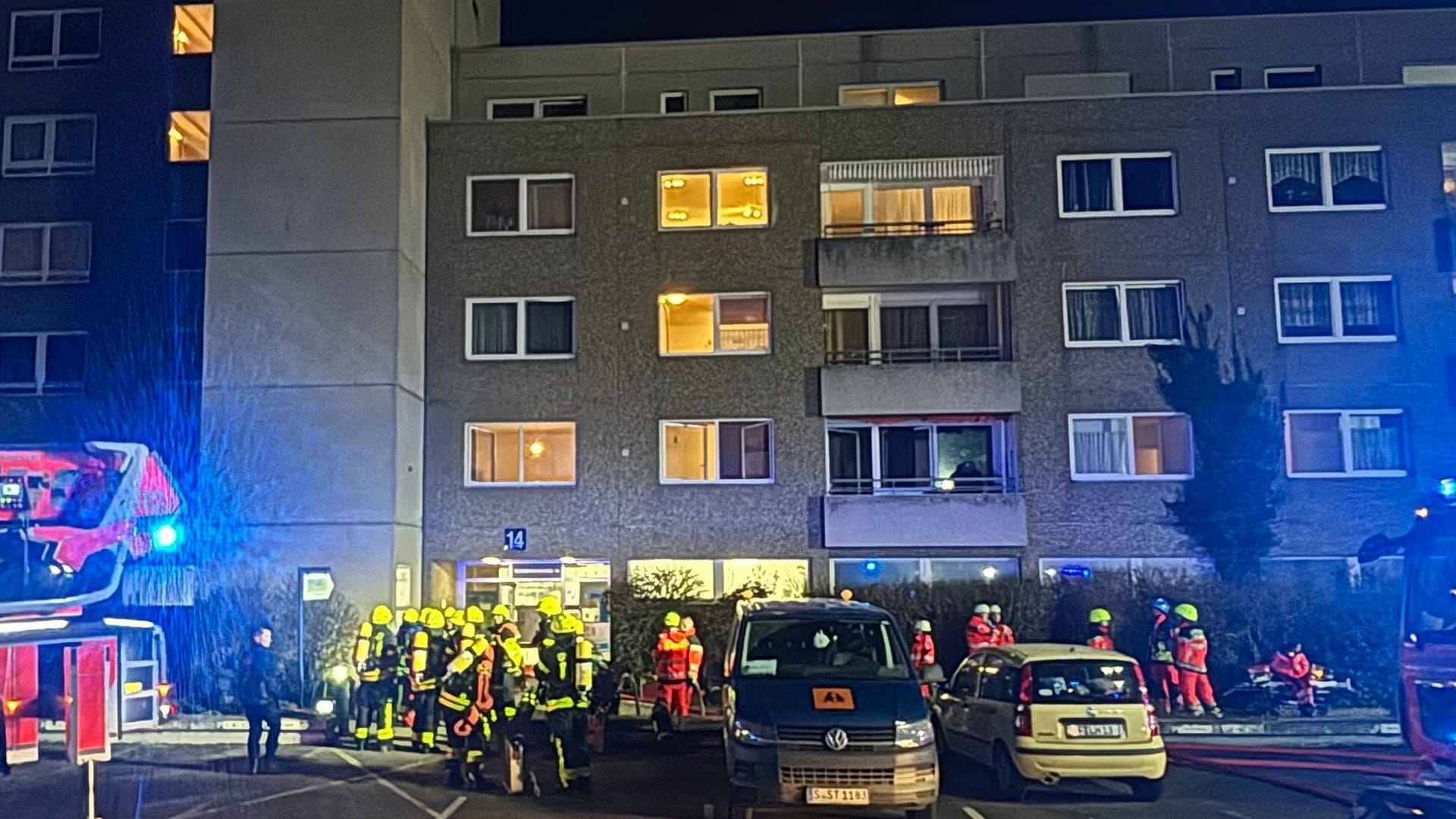 Insgesamt wurden bei dem Brand fünf Menschen verletzt, wovon eine Person in ein Frankfurter Krankenhaus transportiert werden musste.