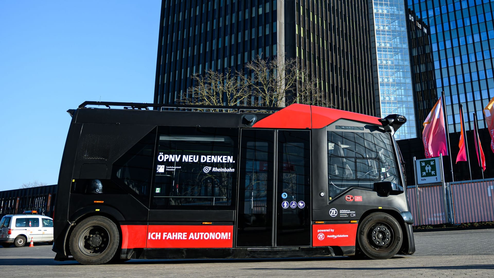 Autonomer Bus auf der Messe Xponential in Düsseldorf: Zehn Passagiere passen in den fahrerlosen E-Bus.