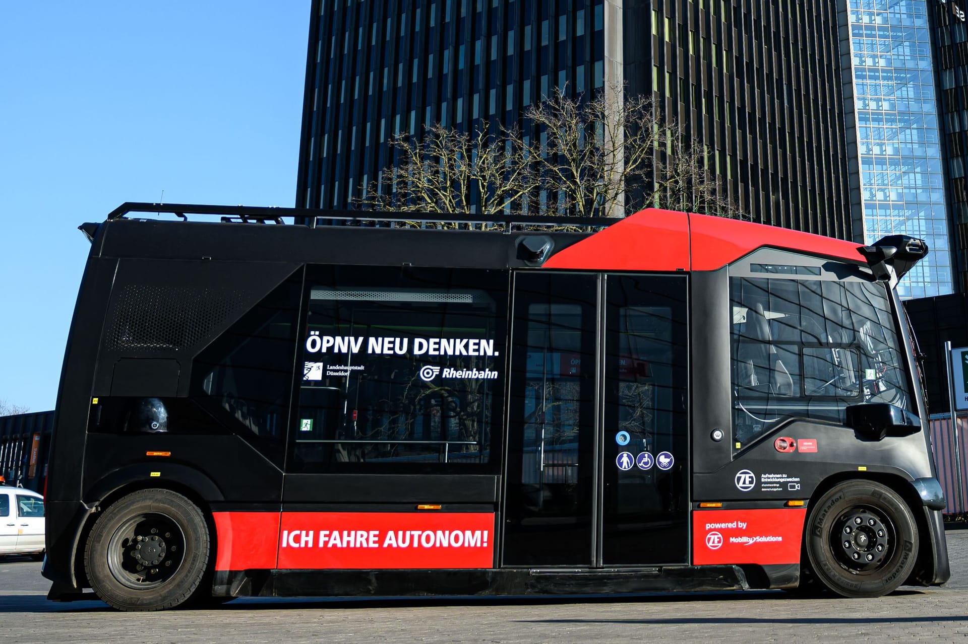 Autonomer Bus auf der Messe Xponential in Düsseldorf: Zehn Passagiere passen in den fahrerlosen E-Bus.