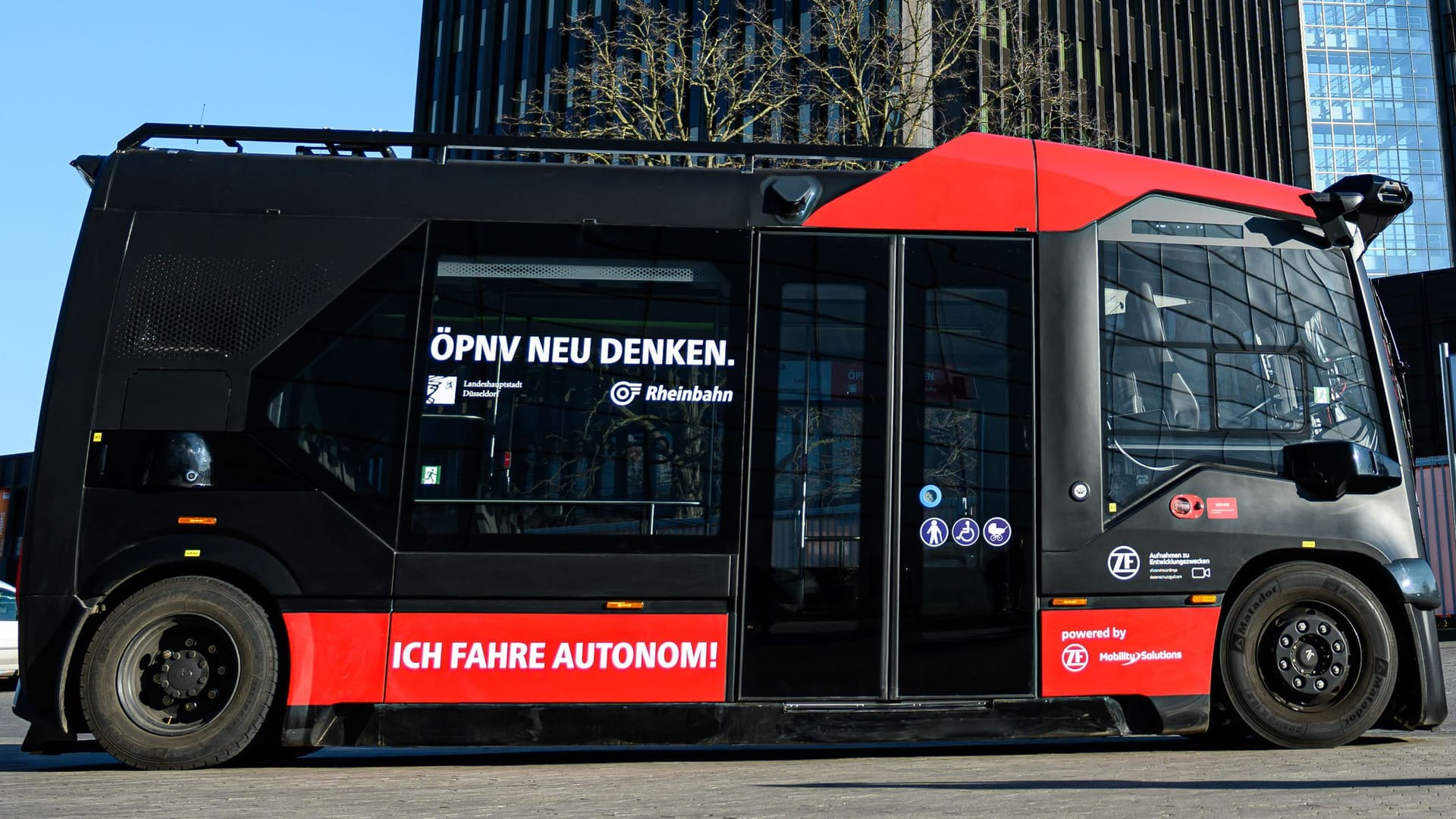 Autonomer Bus auf der Messe Xponential in Düsseldorf: Zehn Passagiere passen in den fahrerlosen E-Bus.