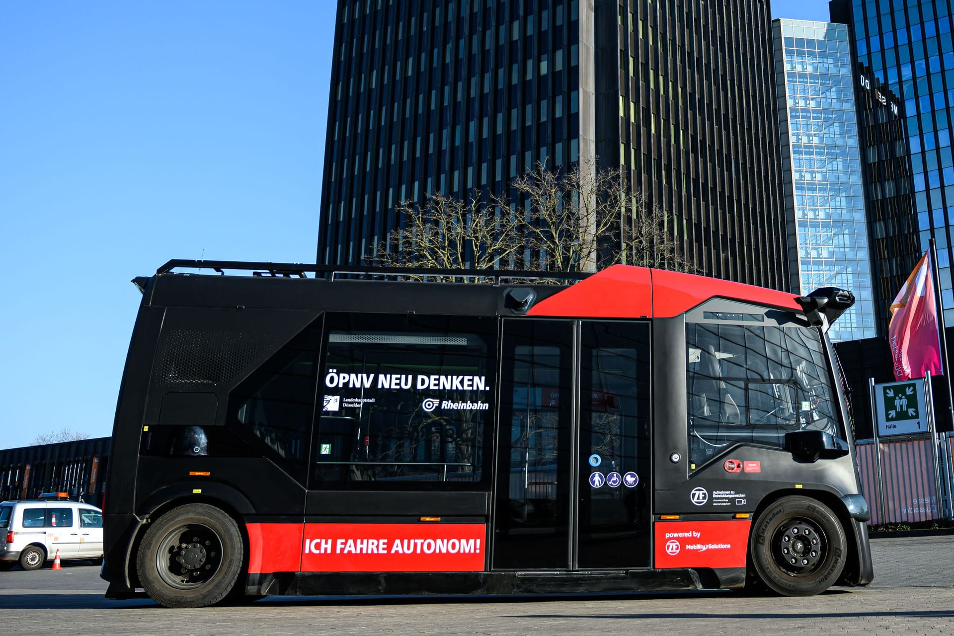 Autonomer Bus auf der Messe Xponential in Düsseldorf: Zehn Passagiere passen in den fahrerlosen E-Bus.