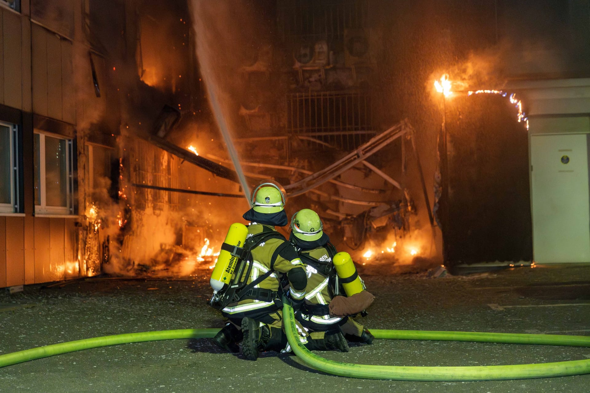 Als die Feuerwehr am Einsatzort eintraf, stand die Fassade bereits komplett in Flammen.