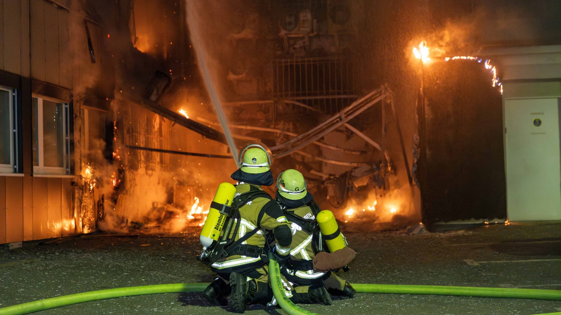 Als die Feuerwehr am Einsatzort eintraf, stand die Fassade bereits komplett in Flammen.