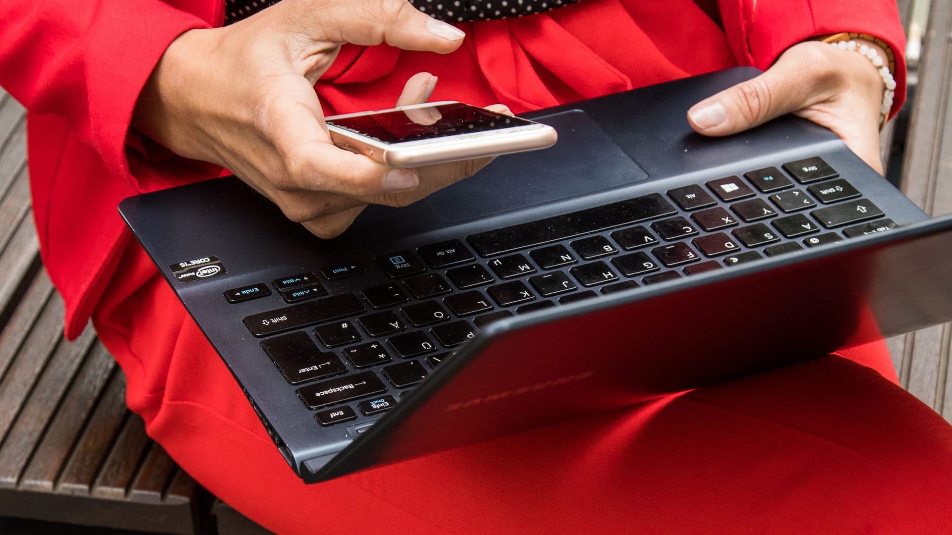 Frau mit Laptop und Smartphone