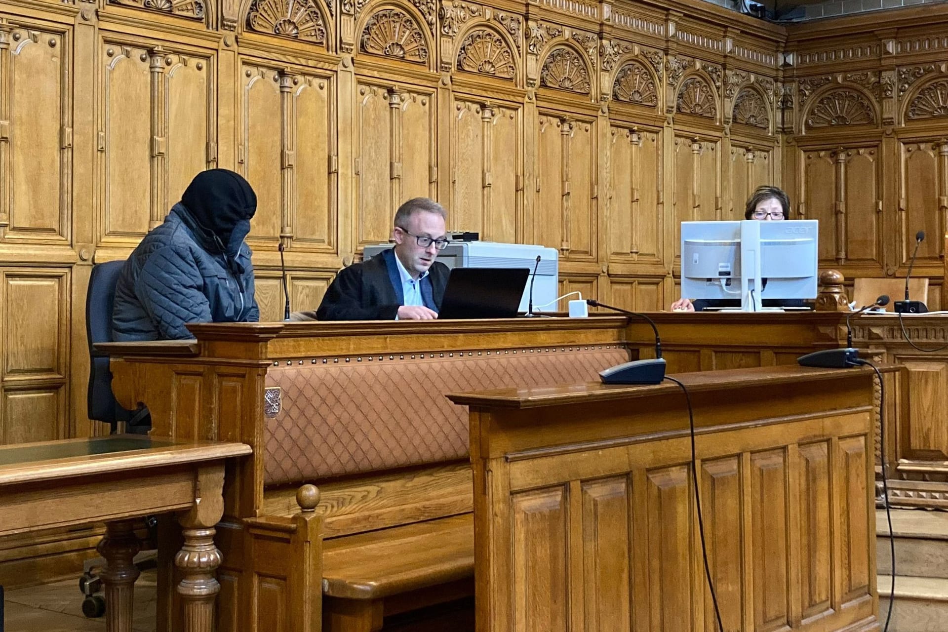 Der angeklagte Tennistrainer (l.): Er wird vor dem Landgericht Bremen schuldig gesprochen.