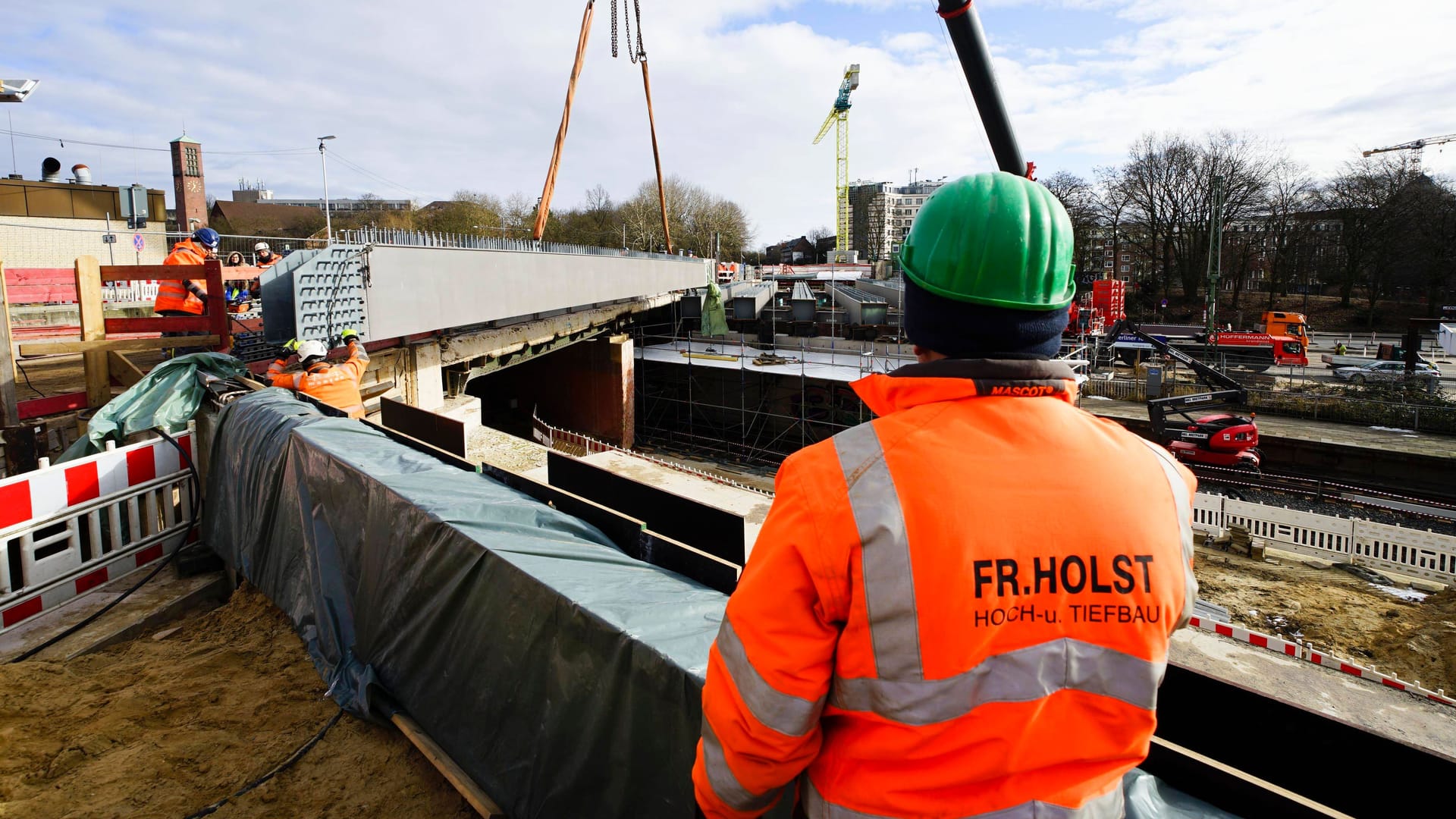 Ein Bauarbeiter verfolgt die Arbeiten am Berliner Tor: Die wichtige Hamburger Verkehrsachse ist überraschend früh freigegeben worden.