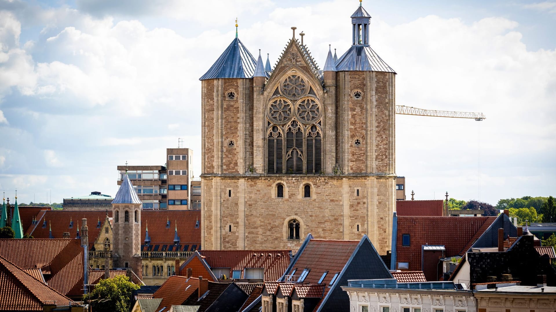 Der Braunschweiger Dom: Der Landesbischof sieht Parteien, Kirche und Bürger in der Verantwortung.