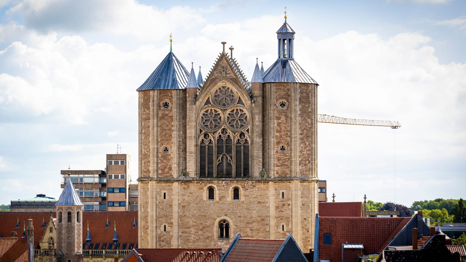 Der Braunschweiger Dom: Der Landesbischof sieht Parteien, Kirche und Bürger in der Verantwortung.