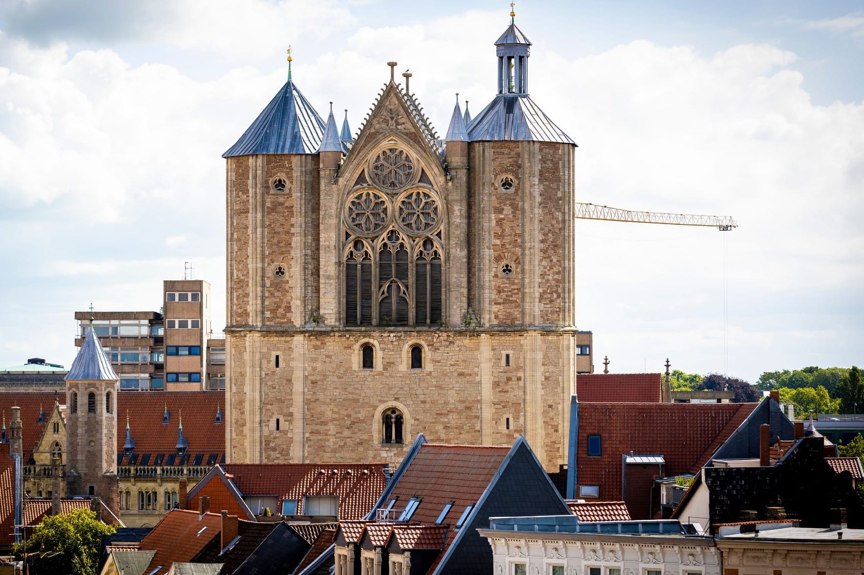 Der Braunschweiger Dom: Der Landesbischof sieht Parteien, Kirche und Bürger in der Verantwortung.