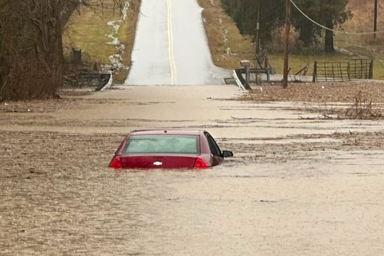 Dieses vom Büro des Sheriffs von Warren County, Kentucky, zur Verfügung gestellte Bild zeigt ein teilweise unter Wasser stehendes Auto außerhalb von Bowling Green, Kentucky.