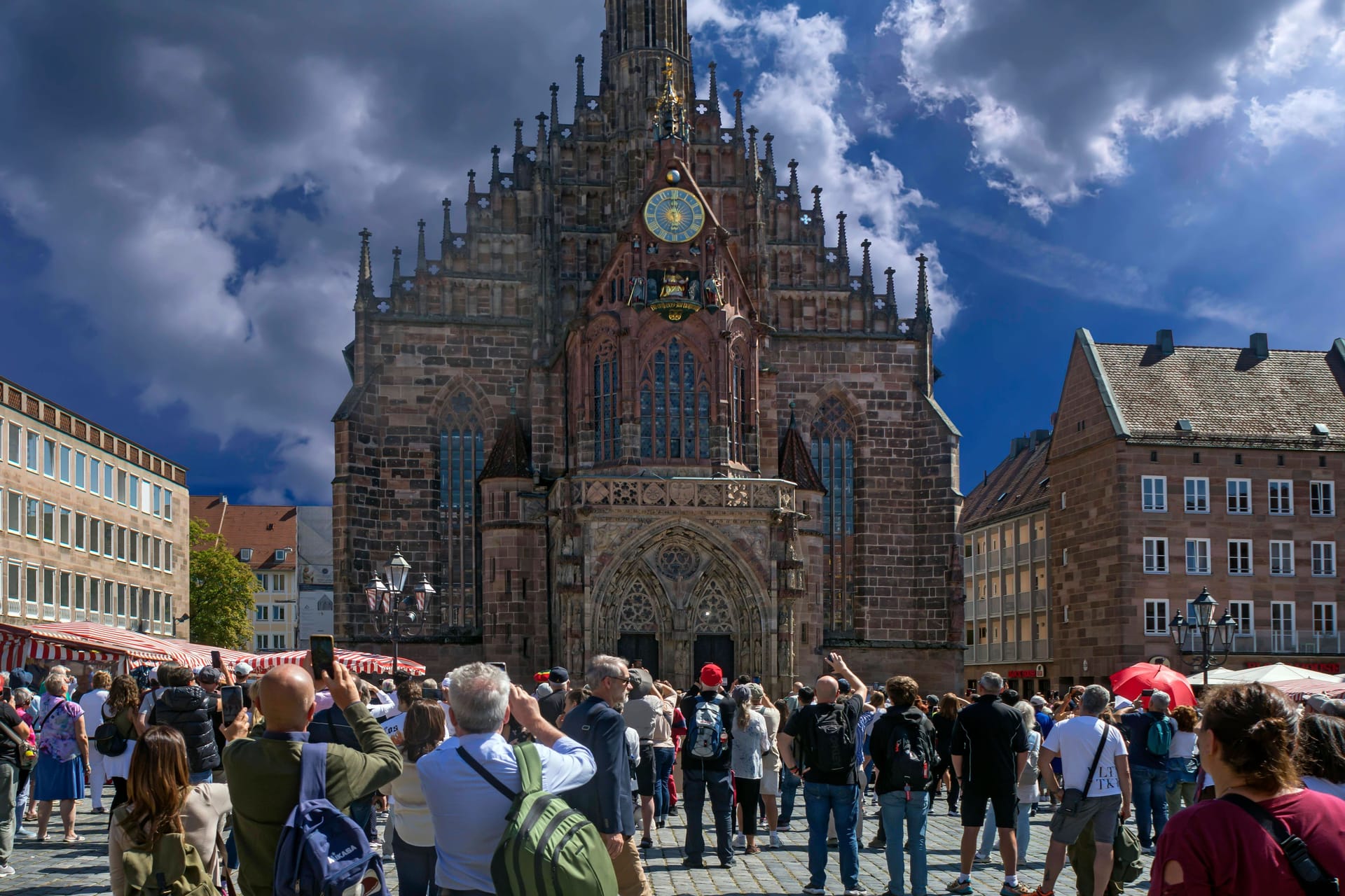 Touristen auf dem Hauptmarkt in Nürnberg (Archivbild):