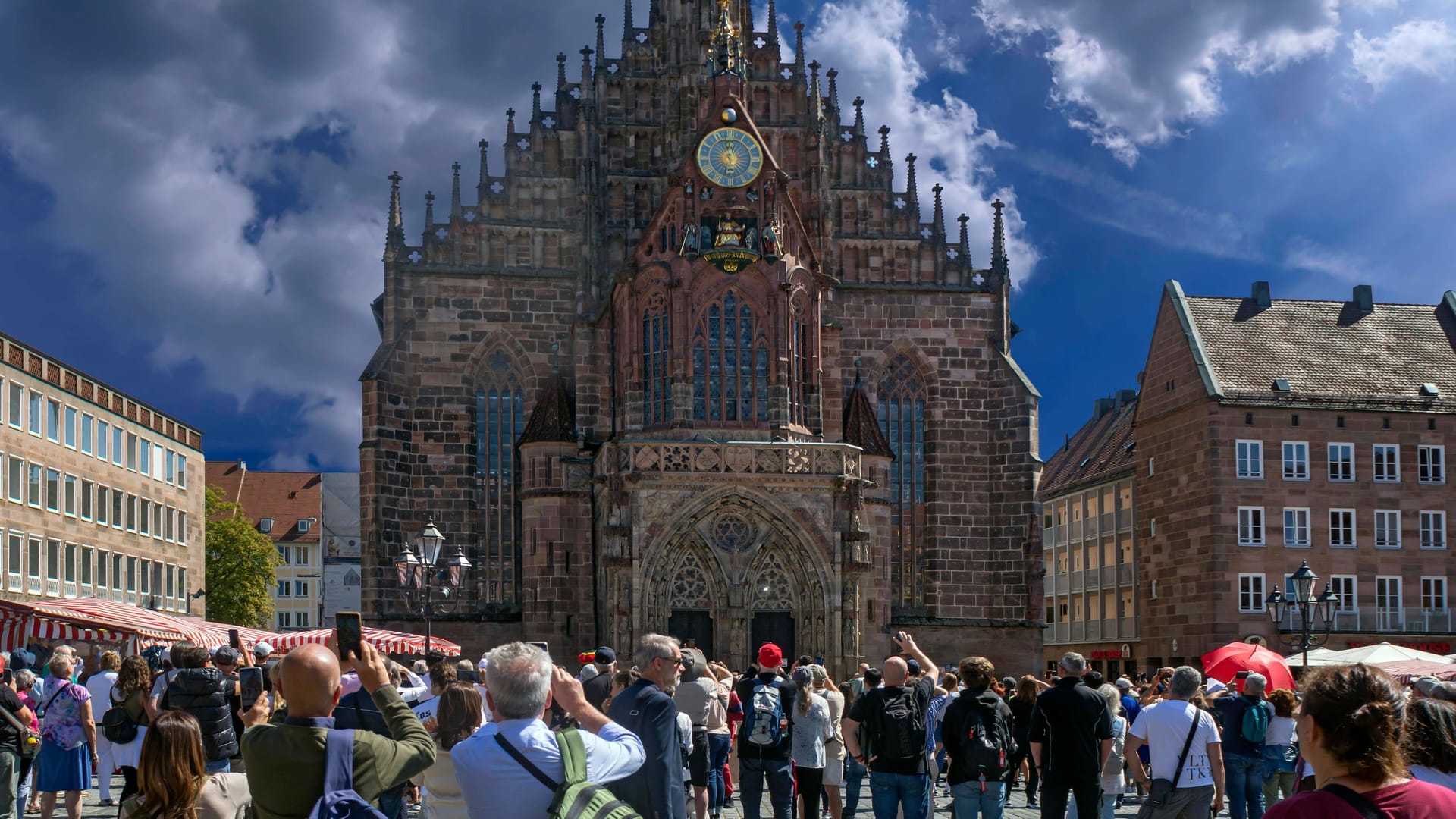 Touristen auf dem Hauptmarkt in Nürnberg (Archivbild):