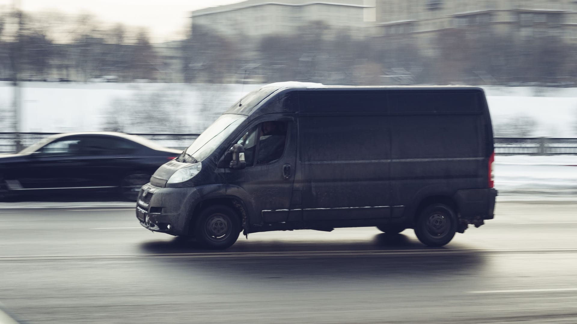 Ein Kleintransporter von Peugeot (Symbolbild): Gemeinsam mit einem Passanten gelang es dem Fahrer, den Dieb festzuhalten.