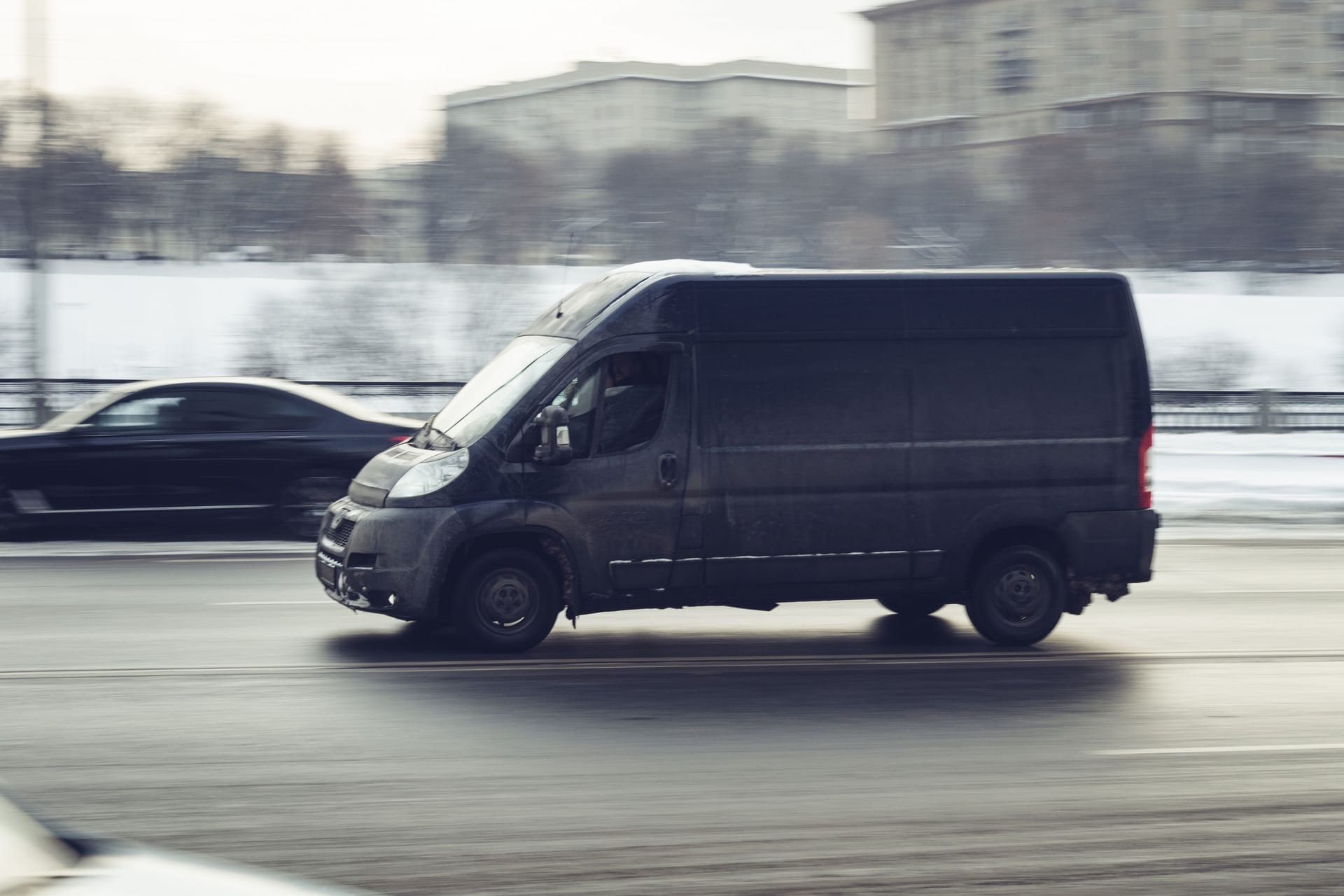 Ein Kleintransporter von Peugeot (Symbolbild): Gemeinsam mit einem Passanten gelang es dem Fahrer, den Dieb festzuhalten.