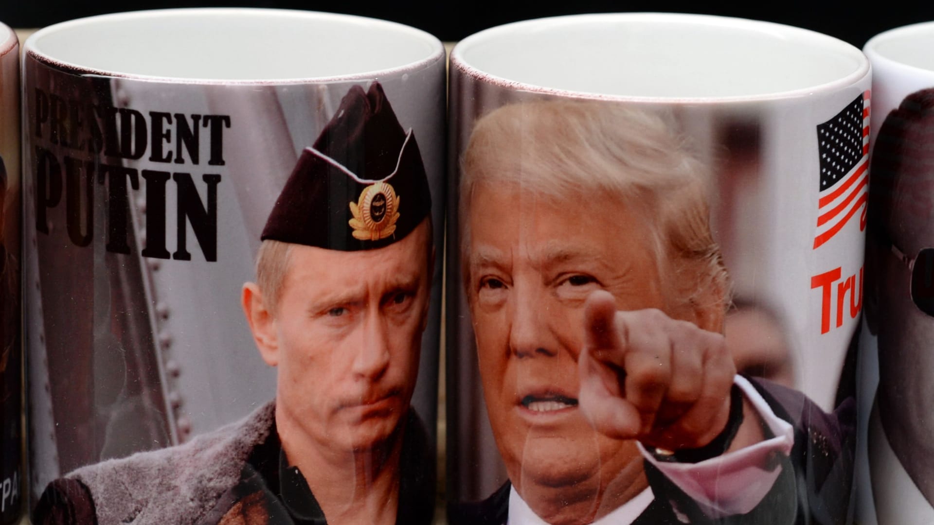 Wladimir Putin und Donald Trump: Auf den Tassen in einem Moskauer Souvernirshop zeigt 2019 der Amerikaner, wo es lang geht.