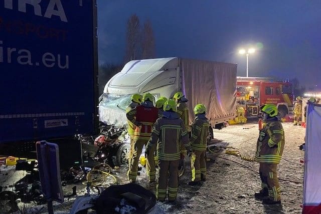 Rettungskräfte der Feuerwehr mussten den Mann mit hydraulischem Gerät befreien. Er kam schwer verletzt in eine Klinik.