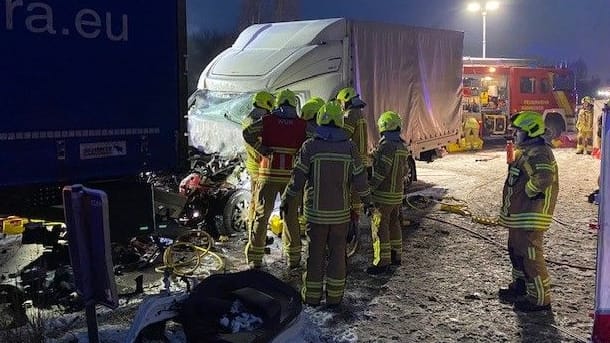 Rettungskräfte der Feuerwehr mussten den Mann mit hydraulischem Gerät befreien. Er kam schwer verletzt in eine Klinik.