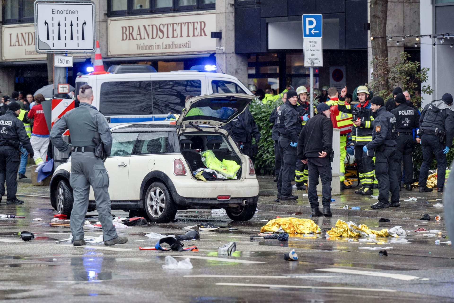 Auto in München in Menschengruppe gefahren