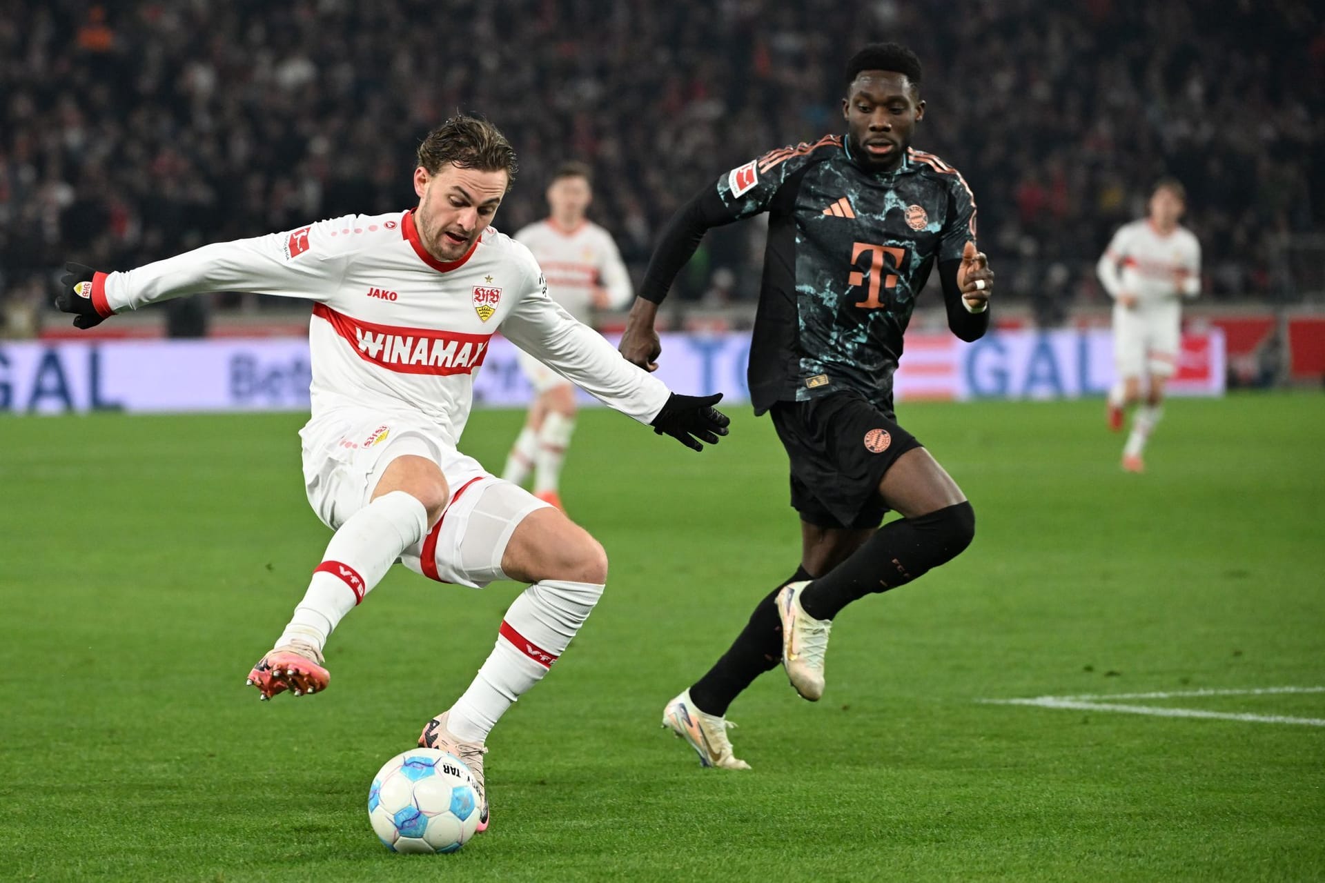 Alphonso Davies (bis 87.): Der Kanadier hatte immer wieder Probleme mit Jamie Leweling auf der linken Seite. Fing sich in der zweiten Hälfte, profitierte aber auch von Zuarbeit von Leroy Sané und später Kingsley Coman. Musste in der 87. Minute angeschlagen raus. Note: 4