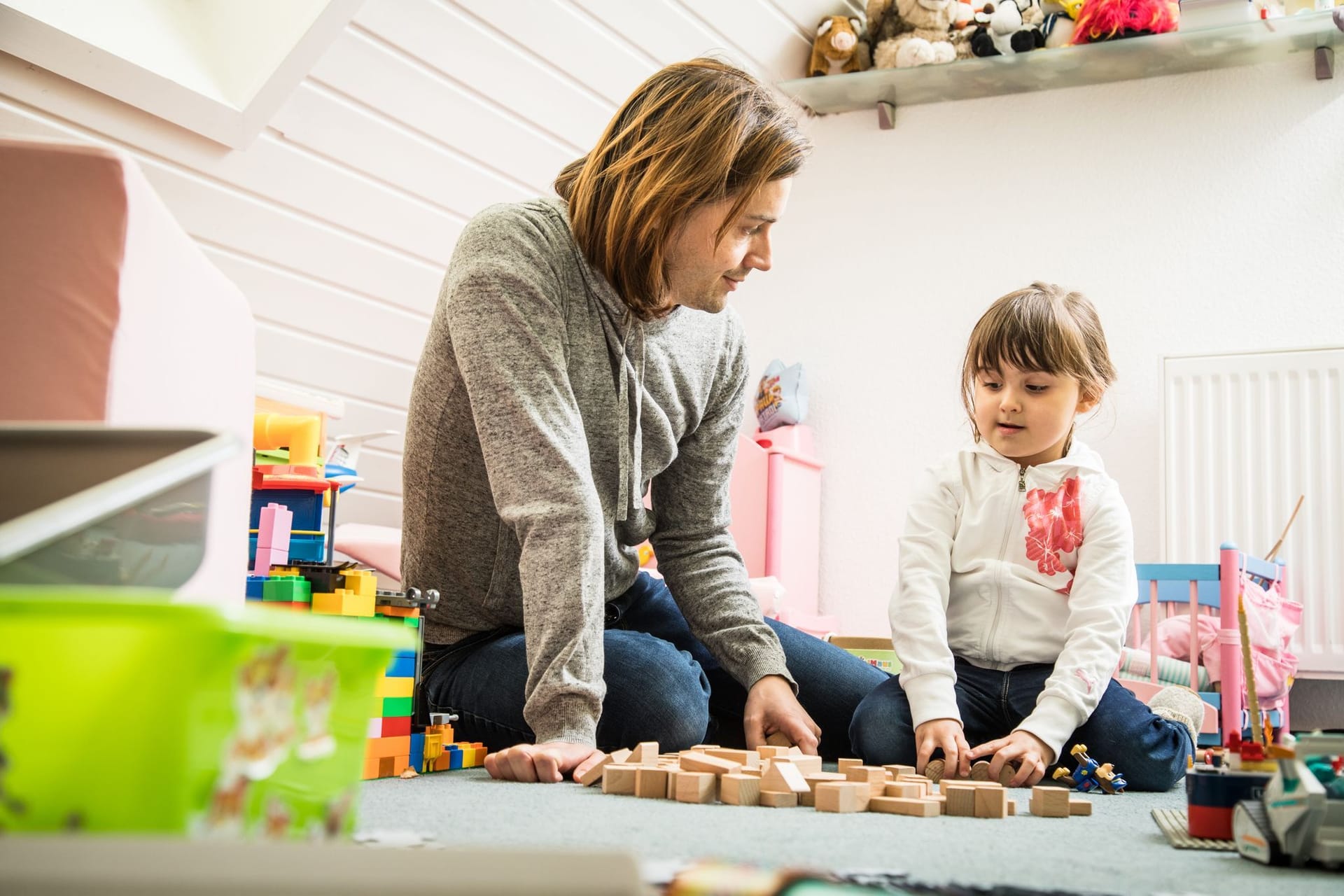 Vater spielt mit seiner Tochter