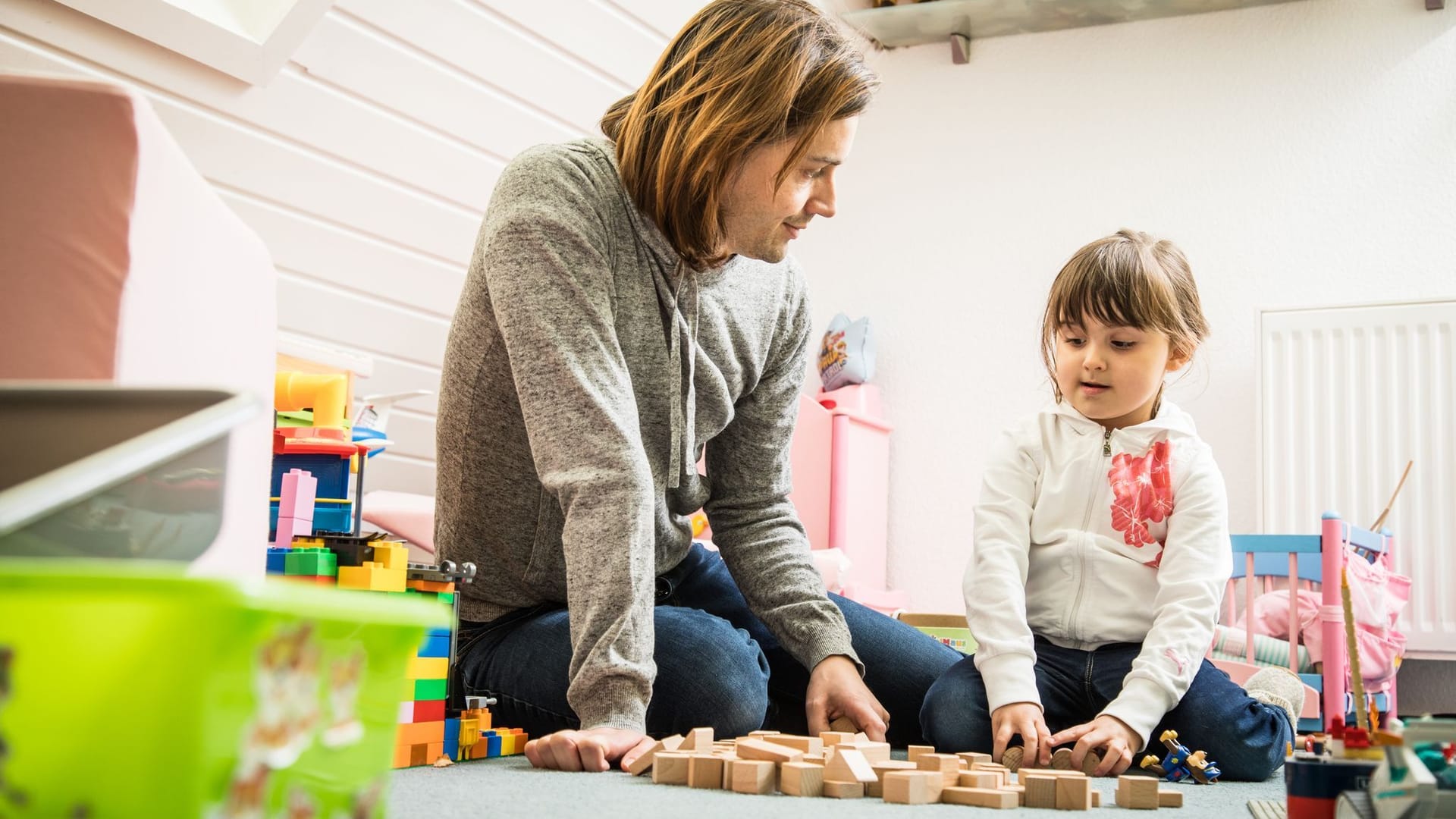 Vater spielt mit seiner Tochter