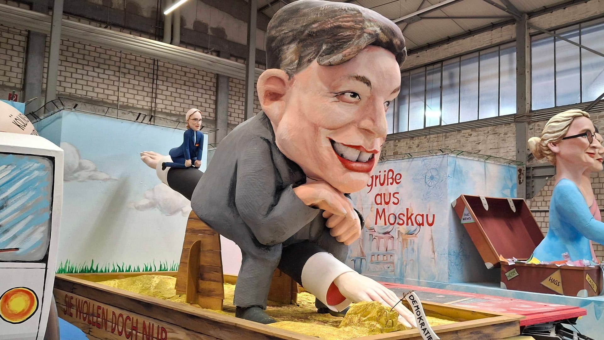 Elon Musk ist ebenfalls Teil eines Wagens im diesjährigen Rosenmontagszug.
