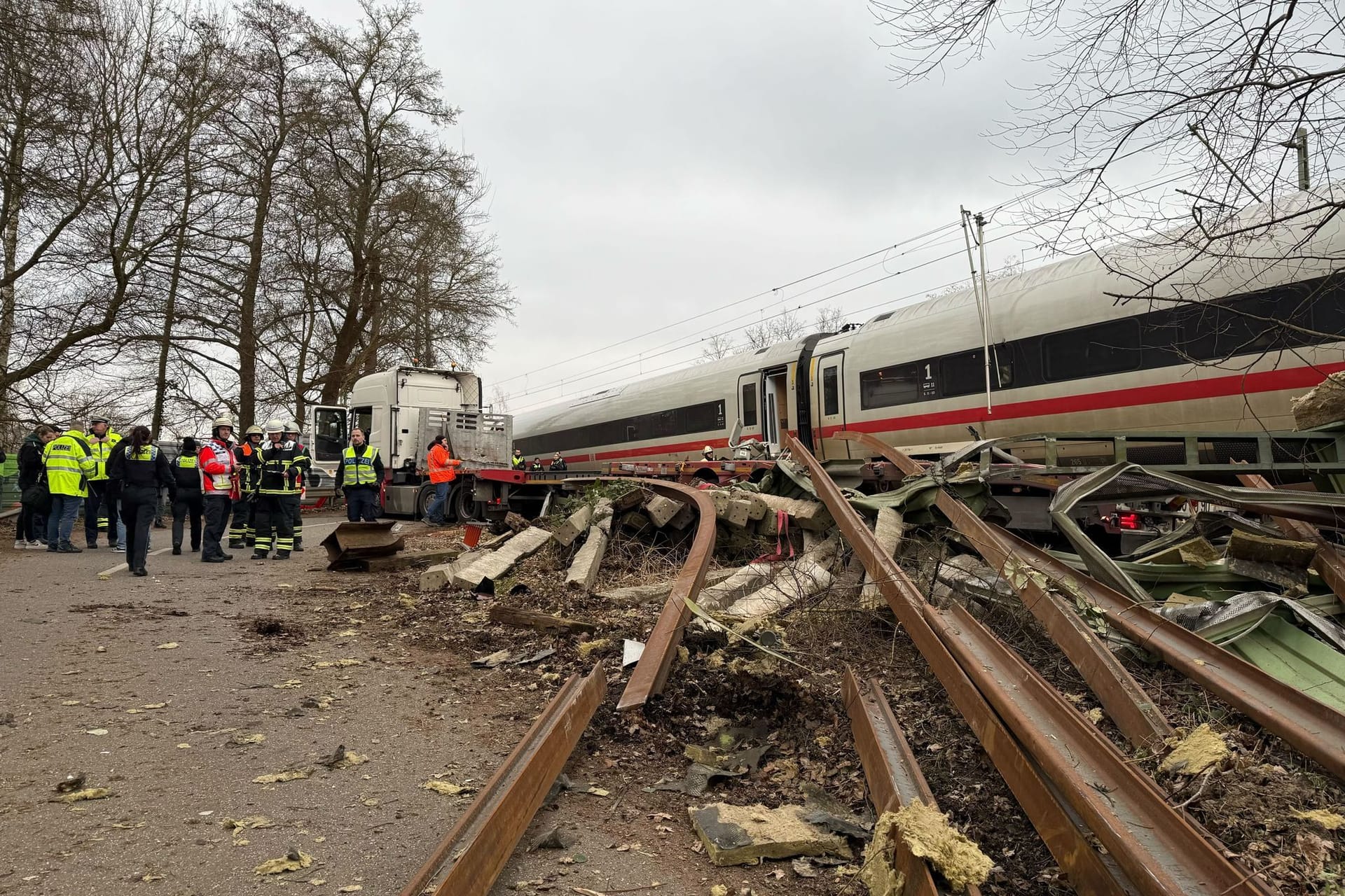 Unfall zwischen einem ICE und einem Sattelzug