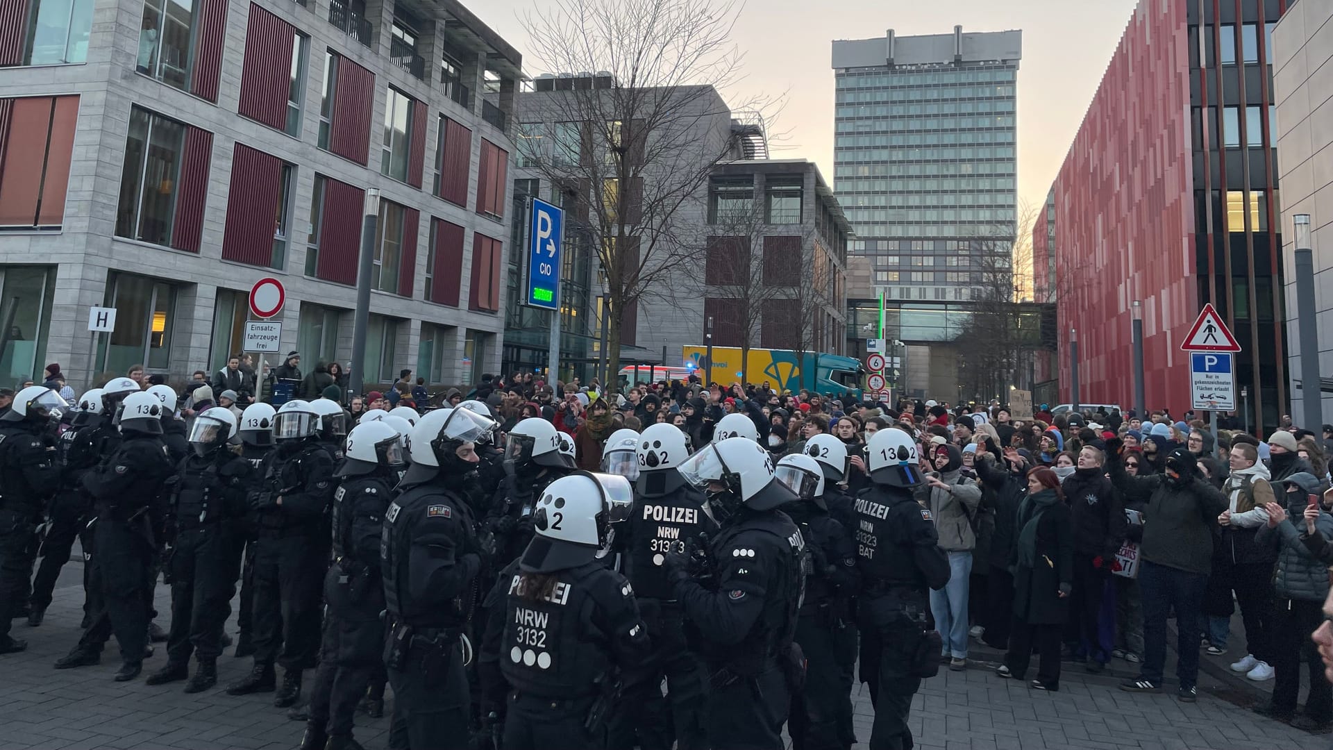 Nach der Ausfahrt von Friedrich Merz sichern Polizisten die Joseph-Steltzmann-Straße.