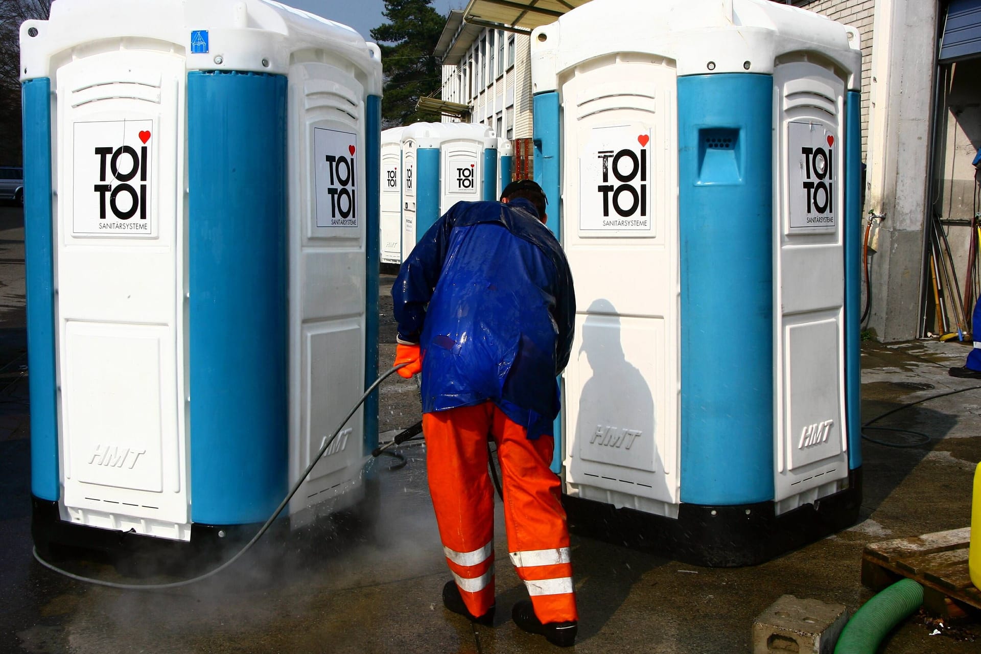 Ein Arbeiter reinigt eine mobile Toilette (Symbolbild): Dabei kam es zu einem unangenehmen Vorfall.