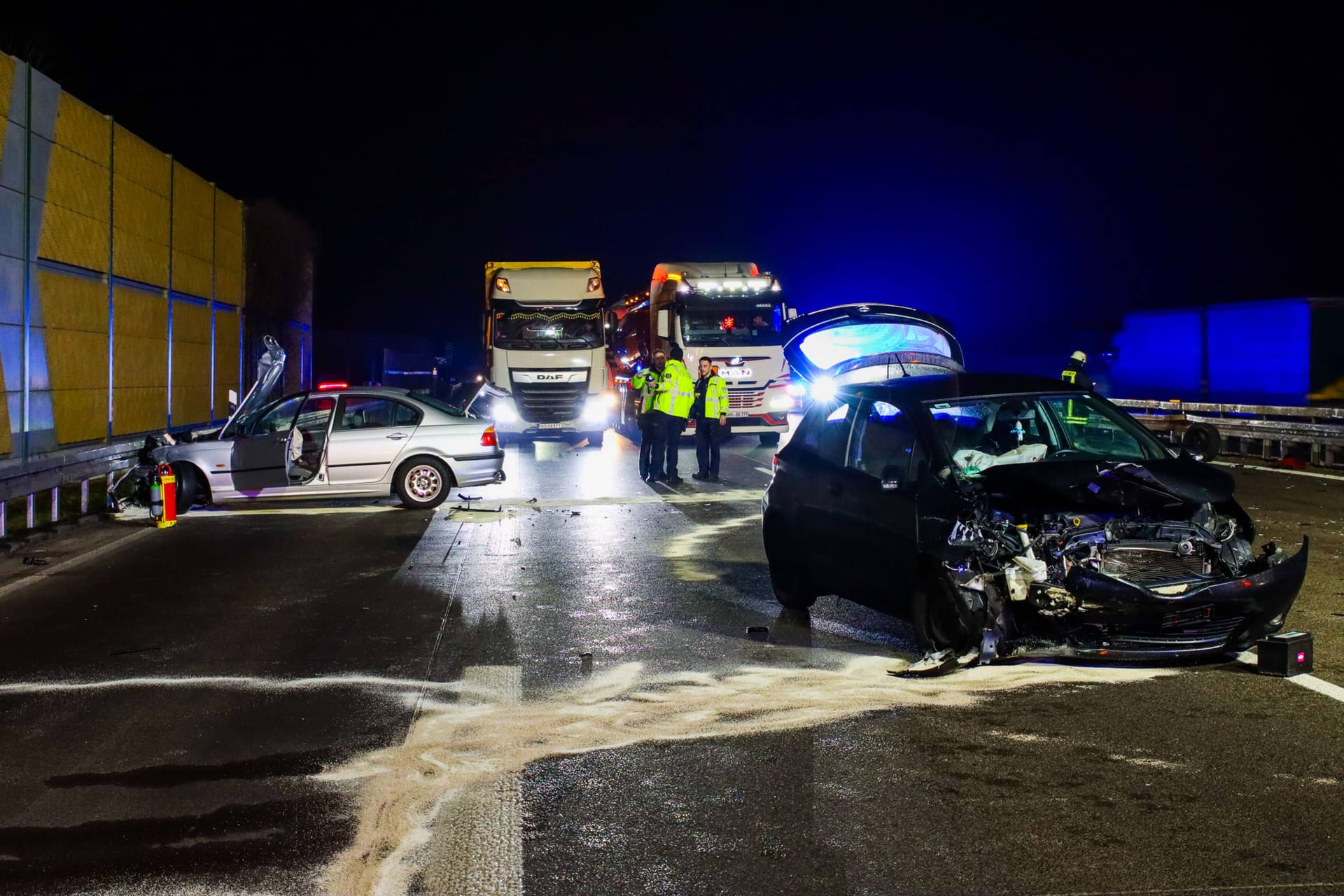 Bei dem Unfall auf der A10 wurden drei Personen verletzt.