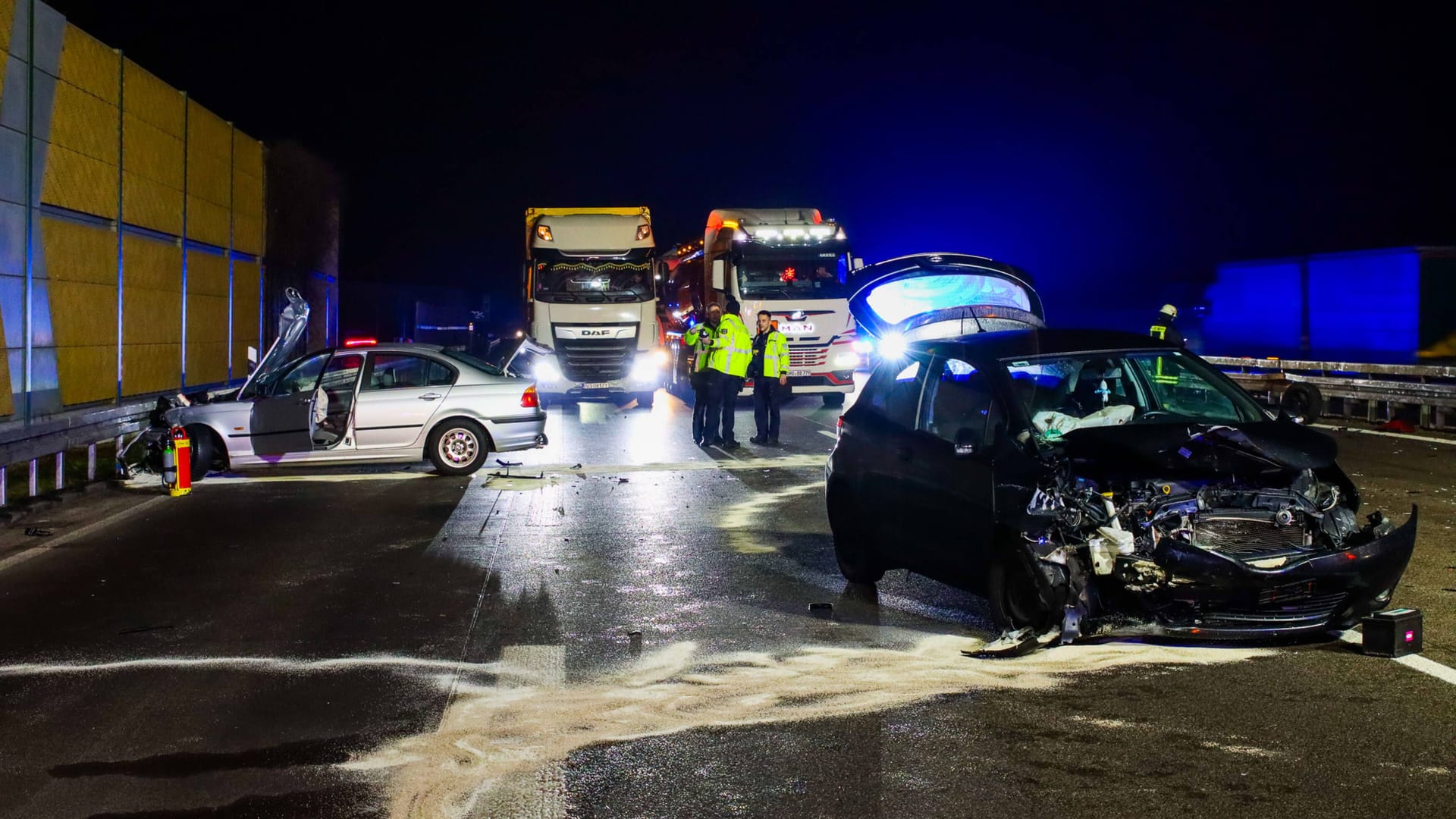 Bei dem Unfall auf der A10 wurden drei Personen verletzt.