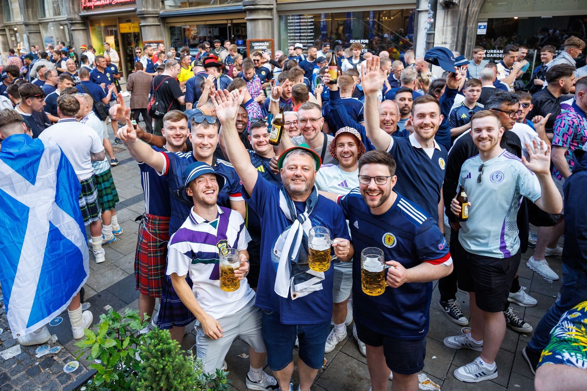 Euro 2024 - Schottische Fans auf dem Münchner Marienplatz