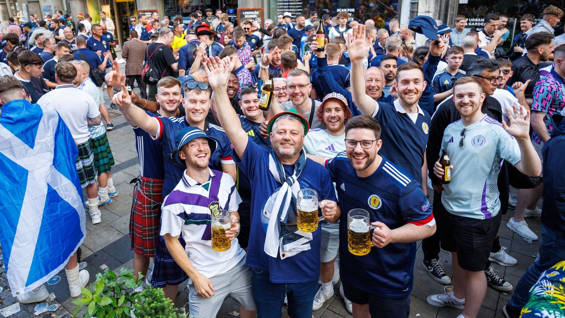 Euro 2024 - Schottische Fans auf dem Münchner Marienplatz