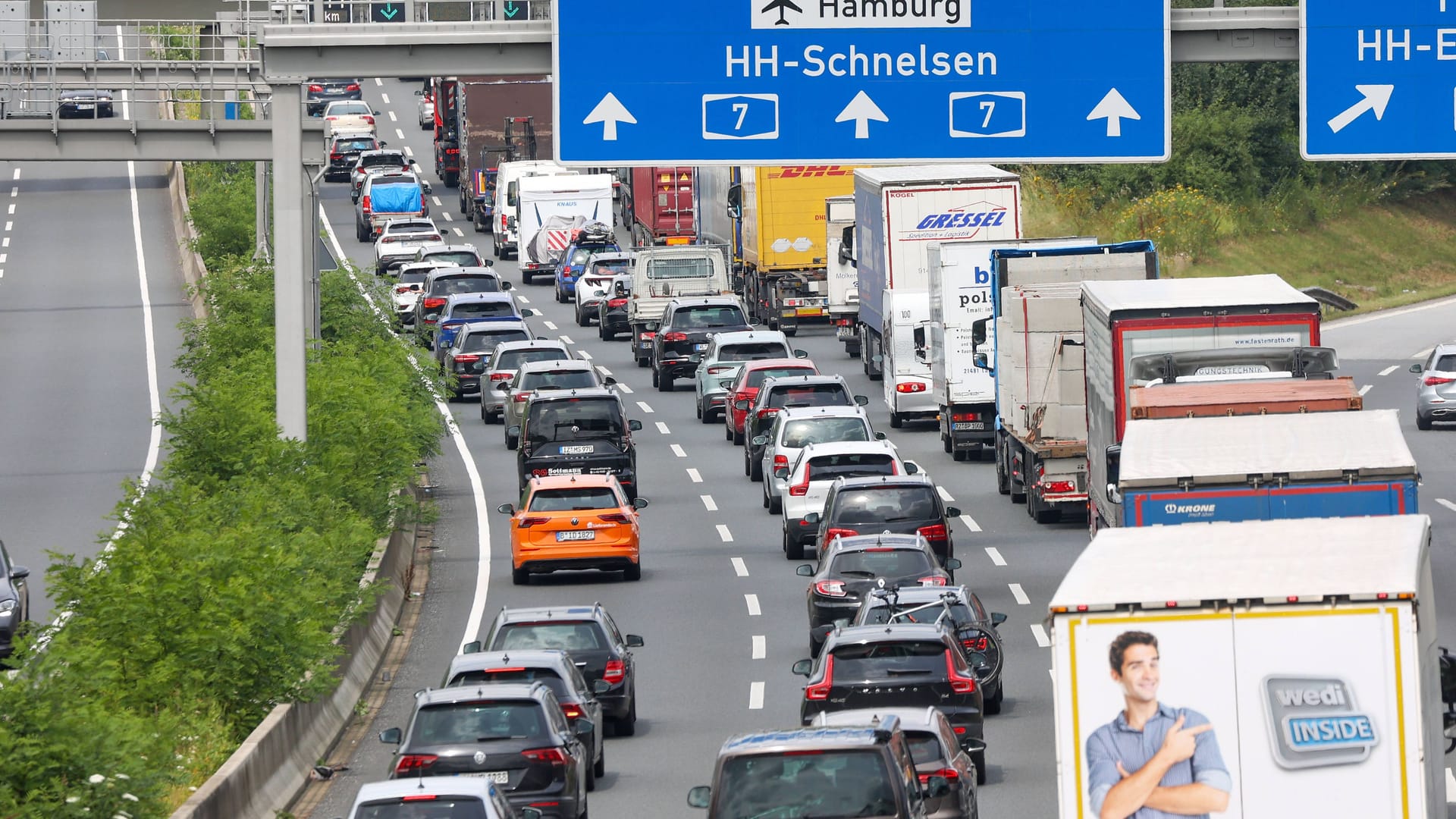 Stau auf der A7 (Archivbild): Autofahrer brauchten 2024 gute Nerven auf den Autobahnen in und um Hamburg.