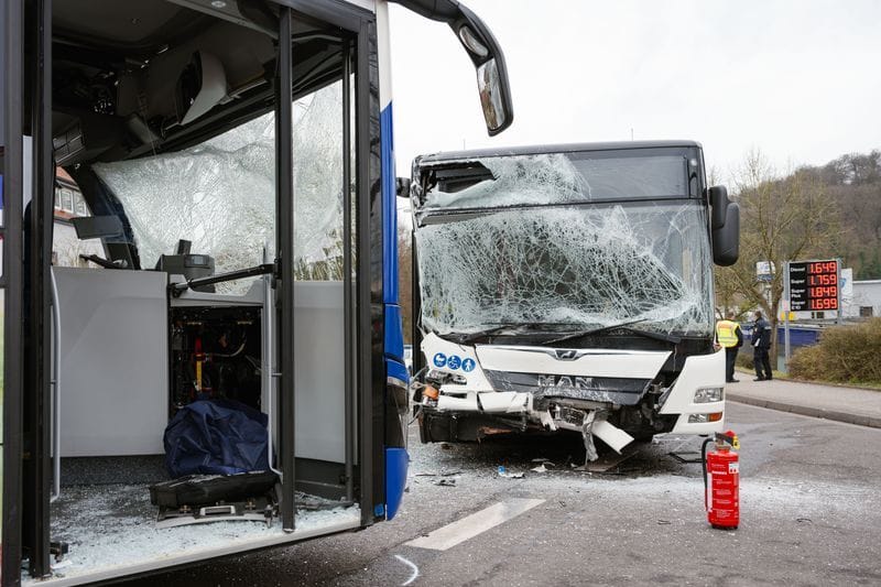 Zwei Linienbusse sind auf einer Kreuzung in Saarbrücken frontal zusammengestoßen: Es gab mehrere Verletzte.