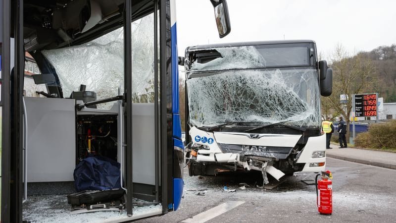 Zwei Linienbusse sind auf einer Kreuzung in Saarbrücken frontal zusammengestoßen: Es gab mehrere Verletzte.