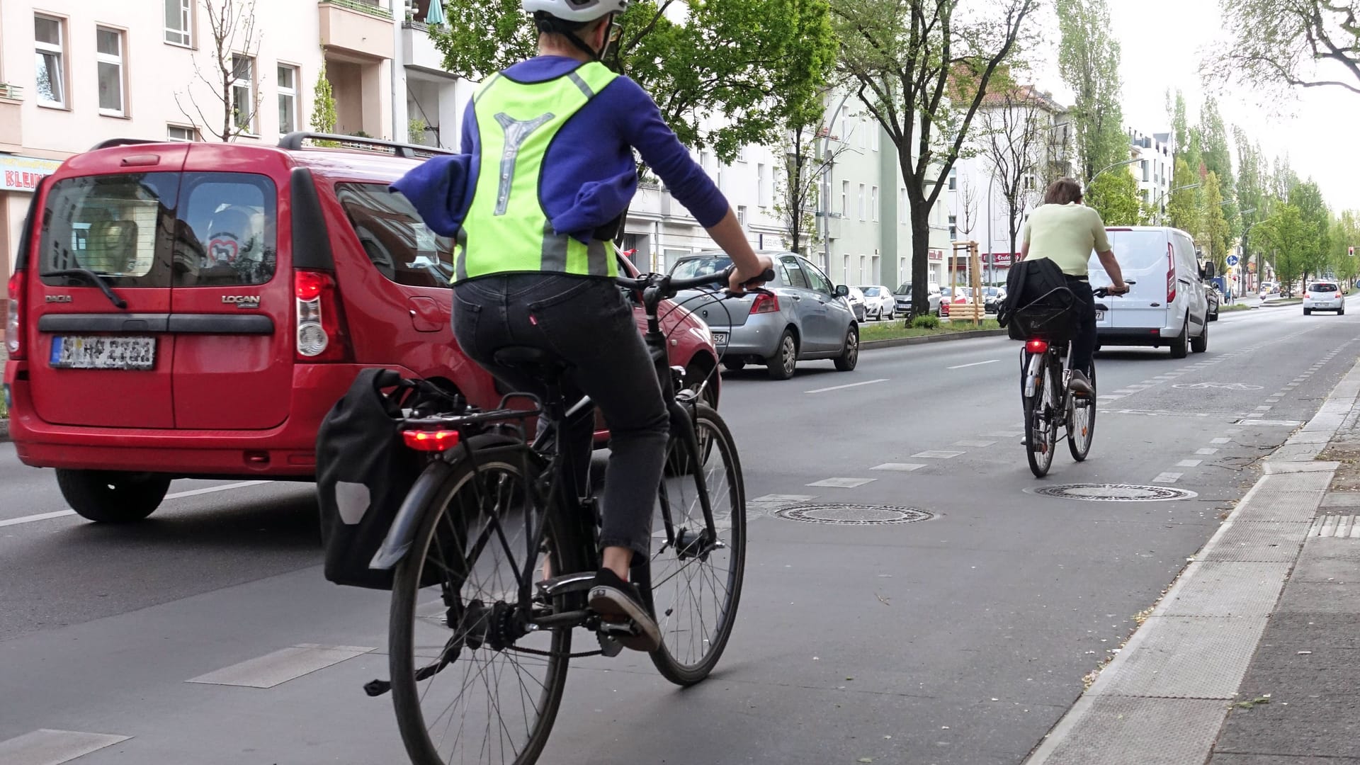 Billig gekauft, teuer bezahlt: Mangelhafte Warnwesten können fatale Folgen haben.